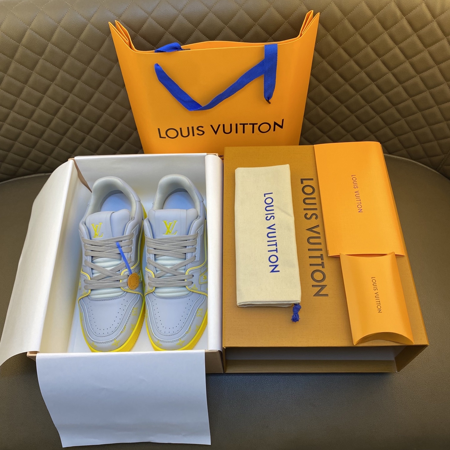 NO:346867,Dongguan. Purchase-Agent Refuses to Mix (Louis Vuitton) Sports Shoes New and Latest Styles Fashionable Just Wear This Footprint Soccer Sports Shoes debuted at the Spring and Summer Fashion Show. It is the first sneaker designed by Pharrell Williams with football shoes. The shoes are inspired by generations and culture, echoing the theme of unity and participation of the Spring and Summer Fashion Show. The shoes are known for their smooth design, with dynamic IV Initials logo on the side, and the tongue is embellished with Lvers United badges inspired by the football team, and the footprint rubber sole is decorated with a variety of Louis Vuitton logos. - Suitable for outdoor veteran drivers to drive - Size 35-45 (38.45.46 customized) - Original counter genuine full-packing gift boxes,,louis vuitton, louis vuitton, versace, sneakers19860909东莞产.代购级 拒绝混卖( 路易威登）运动鞋 新最新款 穿上就时髦精 这款Footprint Soccer运动鞋于春夏系列时装展中亮相,是Pharrell Williams 首次以足球鞋为灵感设计的运动鞋.鞋款的灵感来自跨越世代和文化的,呼应春夏系列时装展团结一致、全民参与的主题.鞋款以流丽的设计著称,侧面以富动感的IV Initials标志点缀,鞋舌缀有灵感来自足球队伍的Lvers United徽章,而脚掌纹橡胶鞋底饰有多款路易威登标志. -适户外老司机驾车鞋 -码数Size35-45（38.45.46订做） -原版专柜正品全套包装礼盒,,louis vuitton,louis vuitton,versace,sneakers,Men's shoes