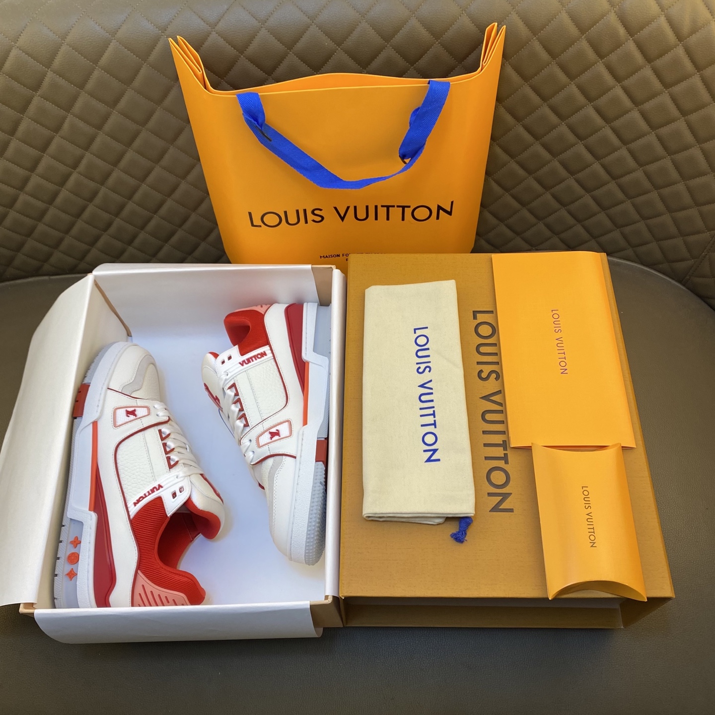 NO:356947,Dongguan-made. Purchasing grade. Refused to sell mixed (LV. Louis Vuitton) couple casual style. New model is available for sale. 11,800!  Details, attention to details Welcome!  Original purchase and development Made this Trainer is made of reverse velvet cowhide and colorful tones to illuminate the plain base. The original configuration is from Virgil Abloh, showing the inspiration of the retro basket. The handwritten logo and #54 logo and other rich details establish recognition. The latter represents the year of establishment 1854. The whole set of exquisite packaging is delivered. Fabric: Original custom imported top layer cowhide Inner: Original custom breathable net Outsole: Original open mold-proof T combination sole Thickness: 3CM suitable for outdoor drivers Driving shoes Size: Women's model 35-41 Men's model 38-46,,louis vuitton,louis vuitton,cowhide19860909东莞产.代购级 拒绝混卖（LV.路易威登）情侣款休闲 新款上架 购入11800！细节、注重细节 欢迎！ 原版购入开发 做货 本款 Trainer 取材反绒牛皮、缤纷色调点亮素色基底.原版构型出自 Virgil Abloh 之手,展现复古篮的灵感启发.手写体标识与 #54 标识等丰富细节树立辨识度.后者代表创立年份 1854 年 配送全套精美包装 面料: 原版定制进口头层牛皮 内里: 原版定制透气网里 大底: 原版开模防滑T组合大底 底厚: 3CM 适户外司机驾车鞋 码数Size: 女款35-41 男款38-46,,louis vuitton,louis vuitton,cowhide,Men's shoes