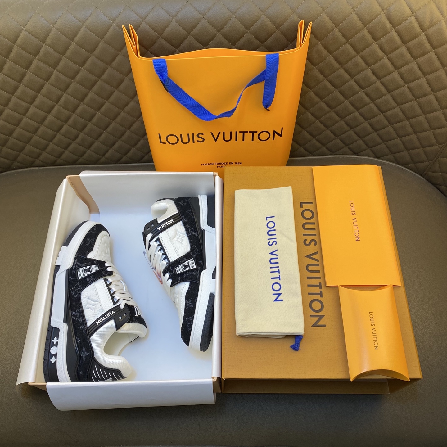 NO:729736,Produced in Dongguan. Purchasing level. Refuse to mix and sell (Louis Vuitton) sneakers. New and latest style. Fashionable when you wear them. This Footprint Soccer sneaker was unveiled in the spring and summer series fashion show. It is the first sneaker designed by Pharrell Williams inspired by football shoes. The inspiration of the shoe comes from across generations and cultures, echoing the theme of unity and universal participation in the spring and summer series fashion show. The shoe is famous for its smooth design, with a dynamic IV on the side. The Initials logo is embellished, the tongue is embellished with the Lvers United emblem inspired by the football team, and the rubber soles with rubber soles are decorated with various Louis Vuitton logos. -Outdoor driving shoes for experienced drivers -Size 35-45 (customized at 38.45.46) -Original counter genuine full package gift box, louis vuitton, louis vuitton, versace, sneakers19860909东莞产.代购级 拒绝混卖 ( 路易威登）运动鞋 新最新款 穿上就时髦精 这款Footprint Soccer运动鞋于春夏系列时装展中亮相,是Pharrell Williams 首次以足球鞋为灵感设计的运动鞋.鞋款的灵感来自跨越世代和文化的,呼应春夏系列时装展团结一致、全民参与的主题.鞋款以流丽的设计著称,侧面以富动感的IV Initials标志点缀,鞋舌缀有灵感来自足球队伍的Lvers United徽章,而脚掌纹橡胶鞋底饰有多款路易威登标志. -适户外老司机驾车鞋 -码数Size35-45（38.45.46订做） -原版专柜正品全套包装礼盒,,louis vuitton,louis vuitton,versace,sneakers,Men's shoes