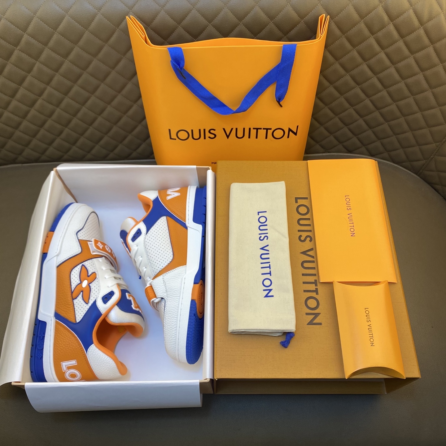 NO:729711,Produced in Dongguan. Purchasing level. Refuse to mix and sell (Louis Vuitton) sneakers. New and latest style. Fashionable when you wear them. This Footrint Socer sneaker was unveiled in the spring and summer series fashion show. It is the first sneaker designed by Pharrell Williams inspired by football shoes. The inspiration of the shoe comes from across generations and cultures, echoing the theme of unity and universal participation in the spring and summer series fashion show. The shoe is famous for its smooth design, with a dynamic IV on the side. The Initials logo is embellished, the tongue is embellished with the Lvers United emblem inspired by the football team, and the rubber soles with rubber soles are decorated with various Louis Vuitton logos. -Outdoor driving shoes for experienced drivers -Size 35-45 (customized at 38.45.46) -Original counter genuine full package gift box, louis vuitton, louis vuitton, versace, sneakers19860909东莞产.代购级 拒绝混卖 ( 路易威登）运动鞋 新最新款 穿上就时髦精 这款Footrint Socer运动鞋于春夏系列时装展中亮相,是Pharrell Williams 首次以足球鞋为灵感设计的运动鞋.鞋款的灵感来自跨越世代和文化的,呼应春夏系列时装展团结一致、全民参与的主题.鞋款以流丽的设计著称,侧面以富动感的IV Initials标志点缀,鞋舌缀有灵感来自足球队伍的Lvers United徽章,而脚掌纹橡胶鞋底饰有多款路易威登标志. -适户外老司机驾车鞋 -码数Size35-45（38.45.46订做） -原版专柜正品全套包装礼盒,,louis vuitton,louis vuitton,versace,sneakers,Men's shoes