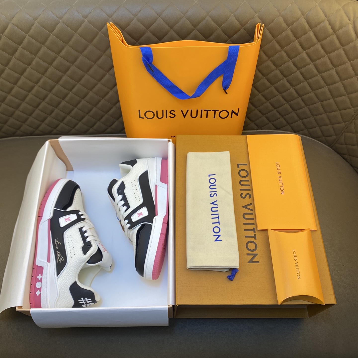 NO:729694,Produced in Dongguan. Purchasing level. Refuse to mix and sell (Louis Vuitton) sneakers. New and latest style. Fashionable when you wear them. This Footrint Socer sneaker was unveiled in the spring and summer series fashion show. It is the first sneaker designed by Pharrell Williams inspired by football shoes. The inspiration of the shoe comes from across generations and cultures, echoing the theme of unity and universal participation in the spring and summer series fashion show. The shoe is famous for its smooth design, with a dynamic IV on the side. The Initials logo is embellished, the tongue is embellished with the Lvers United emblem inspired by the football team, and the rubber soles with rubber soles are decorated with various Louis Vuitton logos. -Outdoor driving shoes for experienced drivers -Size 35-45 (customized at 38.45.46) -Original counter genuine full package gift box, louis vuitton, louis vuitton, versace, sneakers19860909东莞产.代购级 拒绝混卖 ( 路易威登）运动鞋 新最新款 穿上就时髦精 这款Footrint Socer运动鞋于春夏系列时装展中亮相,是Pharrell Williams 首次以足球鞋为灵感设计的运动鞋.鞋款的灵感来自跨越世代和文化的,呼应春夏系列时装展团结一致、全民参与的主题.鞋款以流丽的设计著称,侧面以富动感的IV Initials标志点缀,鞋舌缀有灵感来自足球队伍的Lvers United徽章,而脚掌纹橡胶鞋底饰有多款路易威登标志. -适户外老司机驾车鞋 -码数Size35-45（38.45.46订做） -原版专柜正品全套包装礼盒,,louis vuitton,louis vuitton,versace,sneakers,Men's shoes