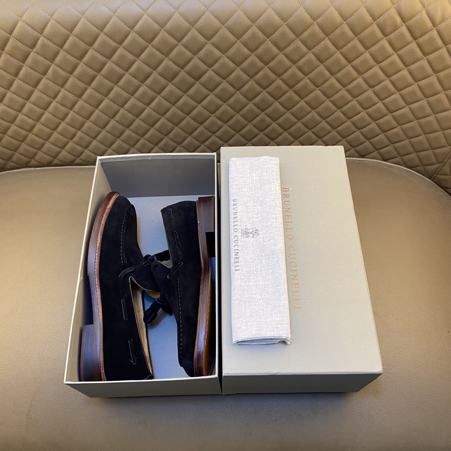 NO:555847,Produced in Dongguan. Purchasing grade. Refuse to mix and sell. Brunello Cucineli loafers. Exquisite materials meet the classic style of penny loafers to create an elegant casual style of this shoe. The mercerized cowhide leather as soft as velvet highlights the informal design of the shoes. The light and inspired production structure brings you a comfortable underfoot experience every day. Original leather outsole, leather midsole, Sheepkin suede surface, cowhide lining,  - Suitable for outdoor driving shoes for veteran drivers - Size: 39-44 (customized at 38.45.46.47), brunello cucinelli, loafers, cowhide, sheep, Leather soles19860909东莞产.代购级 拒绝混卖 布鲁提.Brunello Cucineli乐福鞋皮鞋 精致材料与便士乐福鞋的经典格调相遇,营造这款鞋子的高雅休闲风格.如天鹅绒一般柔软的丝光牛绒皮突出鞋子的非正装设计,轻盈而灵感的制作结构则为您的每一天带来舒适之至的足下体验.原版真皮大底,真皮中底板 羊京绒面皮,牛皮内里, -适合户外老司机驾车鞋 -码数Size:39-44（38.45.46.47订做),,brunello cucinelli,loafers,cowhide,sheep,Leather soles,Men's shoes