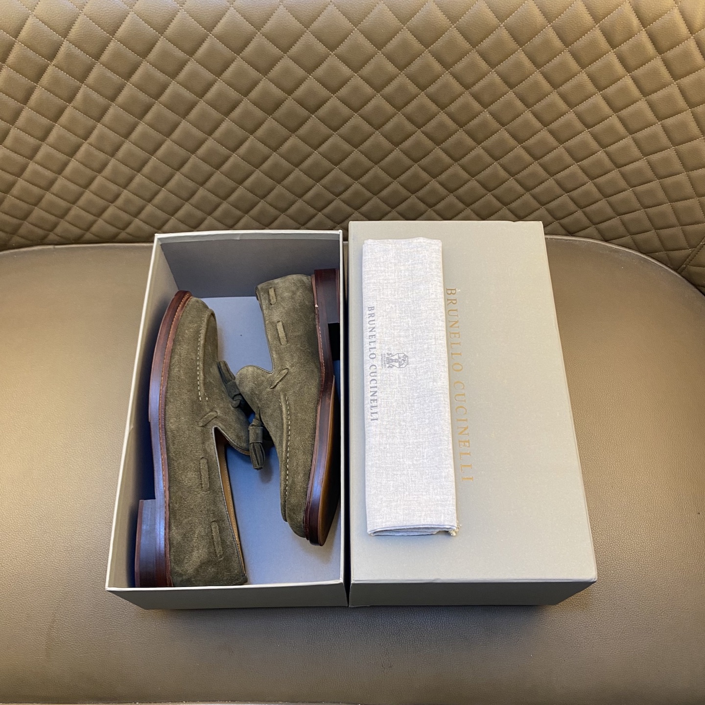 NO:555857,Produced in Dongguan. Purchasing grade. Refuse to mix and sell. Brunello Cucineli loafers. Exquisite materials meet the classic style of penny loafers to create an elegant casual style of this shoe. The mercerized cowhide leather as soft as velvet highlights the informal design of the shoes. The light and inspired production structure brings you a comfortable underfoot experience every day. Original leather outsole, leather midsole, Sheepkin suede surface, cowhide lining,  - Suitable for outdoor driving shoes for veteran drivers - Size: 39-44 (customized at 38.45.46.47), brunello cucinelli, loafers, cowhide, sheep, Leather soles19860909东莞产.代购级 拒绝混卖 布鲁提.Brunello Cucineli乐福鞋皮鞋 精致材料与便士乐福鞋的经典格调相遇,营造这款鞋子的高雅休闲风格.如天鹅绒一般柔软的丝光牛绒皮突出鞋子的非正装设计,轻盈而灵感的制作结构则为您的每一天带来舒适之至的足下体验.原版真皮大底,真皮中底板 羊京绒面皮,牛皮内里, -适合户外老司机驾车鞋 -码数Size:39-44（38.45.46.47订做),,brunello cucinelli,loafers,cowhide,sheep,Leather soles,Men's shoes