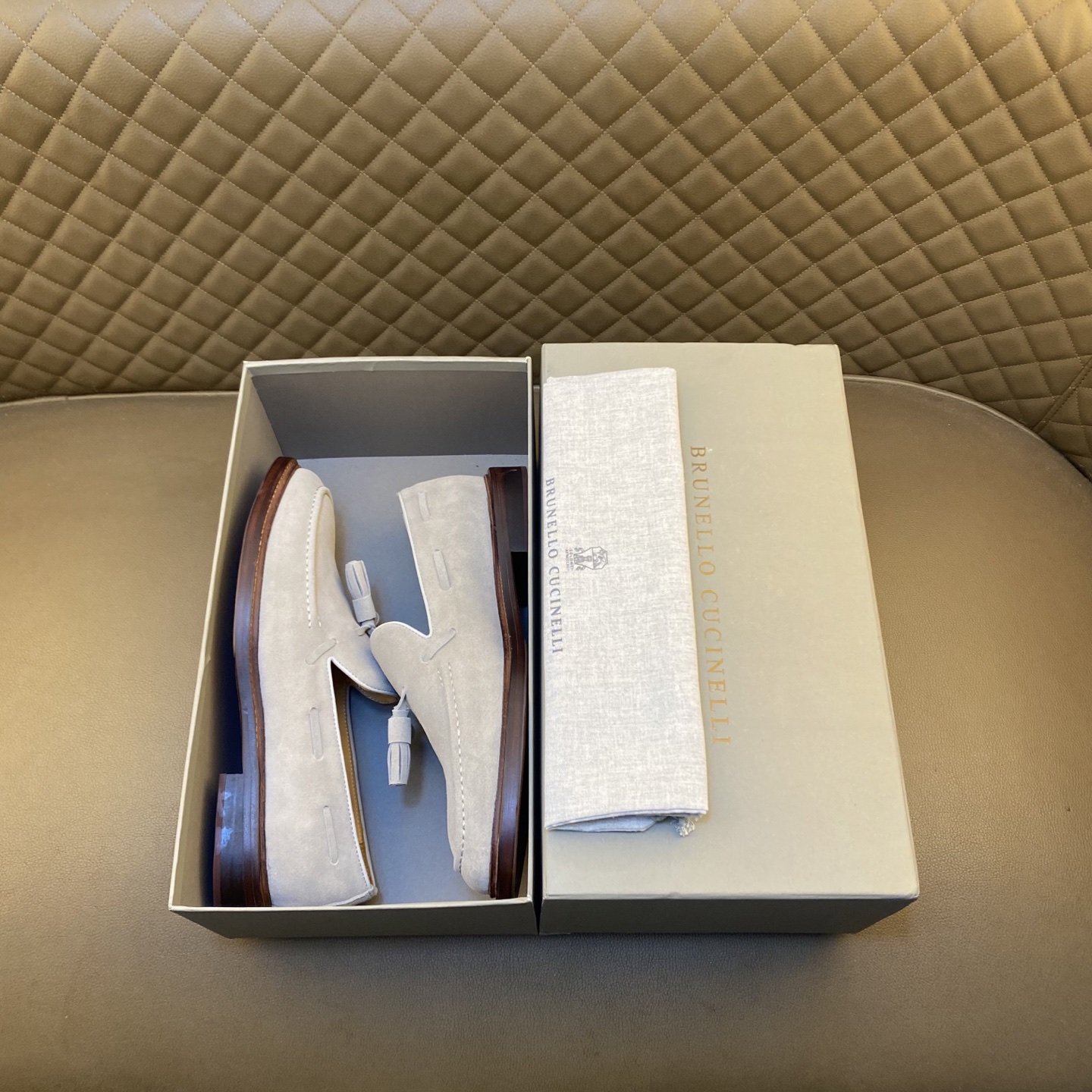 NO:555853,Produced in Dongguan. Purchasing grade. Refuse to mix and sell. Brunello Cucineli loafers. Exquisite materials meet the classic style of penny loafers to create an elegant casual style of this shoe. The mercerized cowhide leather as soft as velvet highlights the informal design of the shoes. The light and inspired production structure brings you a comfortable underfoot experience every day. Original leather outsole, leather midsole, Sheepkin suede surface, cowhide lining,  - Suitable for outdoor driving shoes for veteran drivers - Size: 39-44 (customized at 38.45.46.47), brunello cucinelli, loafers, cowhide, sheep, Leather soles19860909东莞产.代购级 拒绝混卖 布鲁提.Brunello Cucineli乐福鞋皮鞋 精致材料与便士乐福鞋的经典格调相遇,营造这款鞋子的高雅休闲风格.如天鹅绒一般柔软的丝光牛绒皮突出鞋子的非正装设计,轻盈而灵感的制作结构则为您的每一天带来舒适之至的足下体验.原版真皮大底,真皮中底板 羊京绒面皮,牛皮内里, -适合户外老司机驾车鞋 -码数Size:39-44（38.45.46.47订做),,brunello cucinelli,loafers,cowhide,sheep,Leather soles,Men's shoes