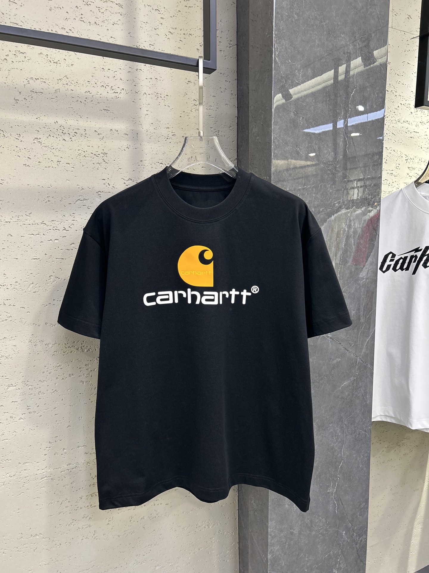 \nCarhartt - 卡哈特短袖T恤 秋冬爆的卡哈特超 打破常规的水洗风格 简单印花字母logo 面料采用棉索罗娜 版型宽松不挑人 夏季必备 冰凉感十足 工艺:印花 码数S-XL 