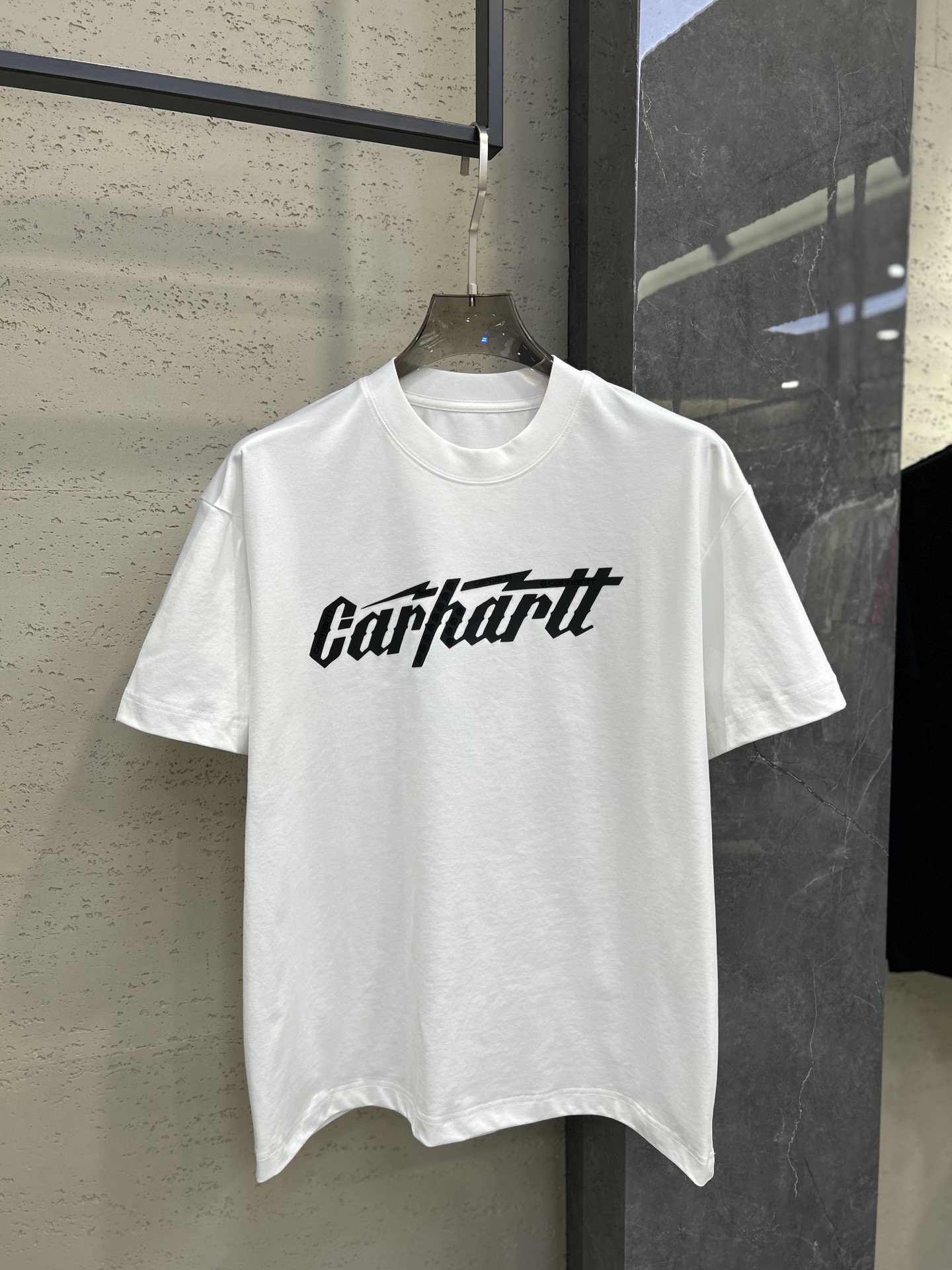 \nCarhartt - 卡哈特短袖T恤 秋冬爆的卡哈特超 打破常规的水洗风格 简单印花字母logo 面料采用棉索罗娜 版型宽松不挑人 夏季必备 冰凉感十足 工艺:印花 码数S-XL 