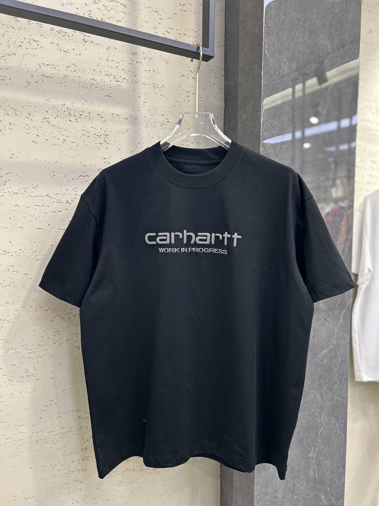 \nCarhartt - 卡哈特短袖T恤 秋冬爆的卡哈特超 打破常规的水洗风格 简单印花字母logo 面料采用棉索罗娜 版型宽松不挑人 夏季必备 冰凉感十足 工艺:发泡印花 码数S-XL 