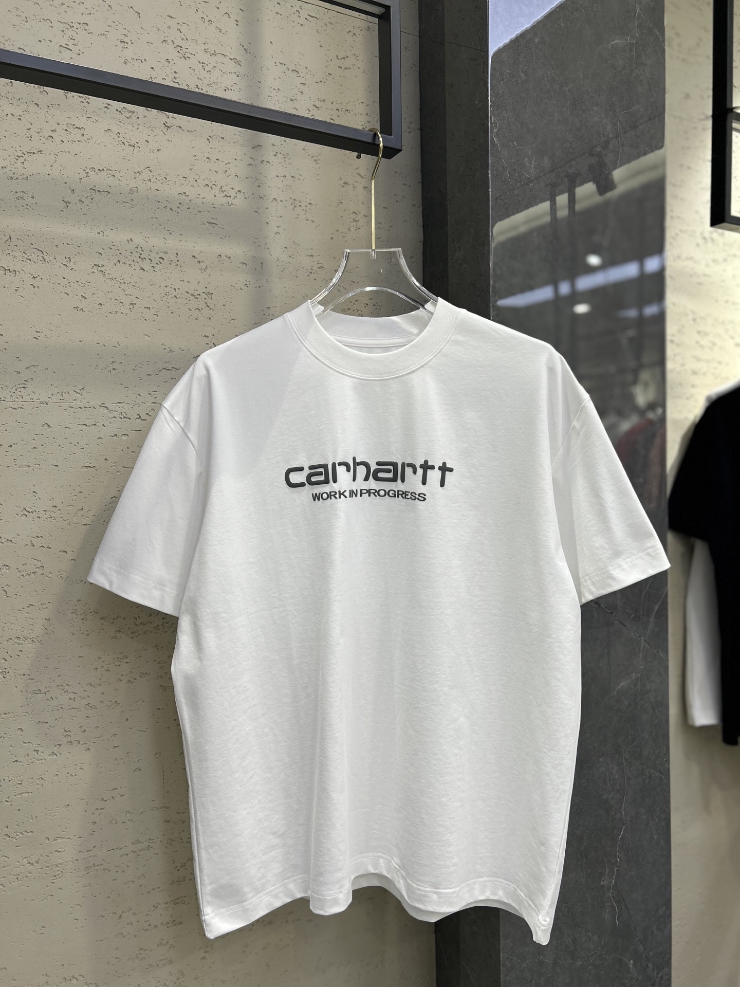 \nCarhartt - 卡哈特短袖T恤 秋冬爆的卡哈特超 打破常规的水洗风格 简单印花字母logo 面料采用棉索罗娜 版型宽松不挑人 夏季必备 冰凉感十足 工艺:发泡印花 码数S-XL 