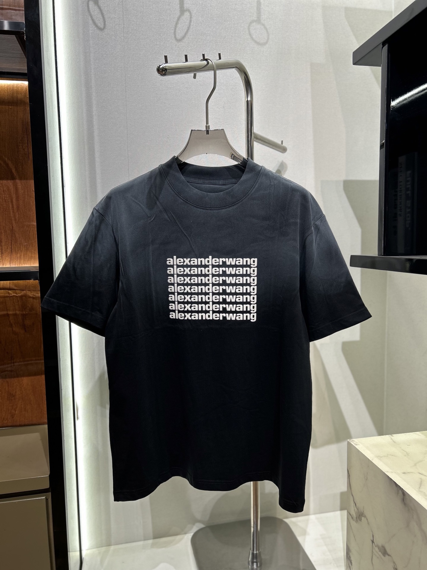 AW - 亚历山大wang七排字母logo印花图案 通过经典七排改良，版心宽松，小个子可以直接下半生失踪。面料采用32支双纱 100棉 经过洗水、缩水达250克重 码数SML 价格78