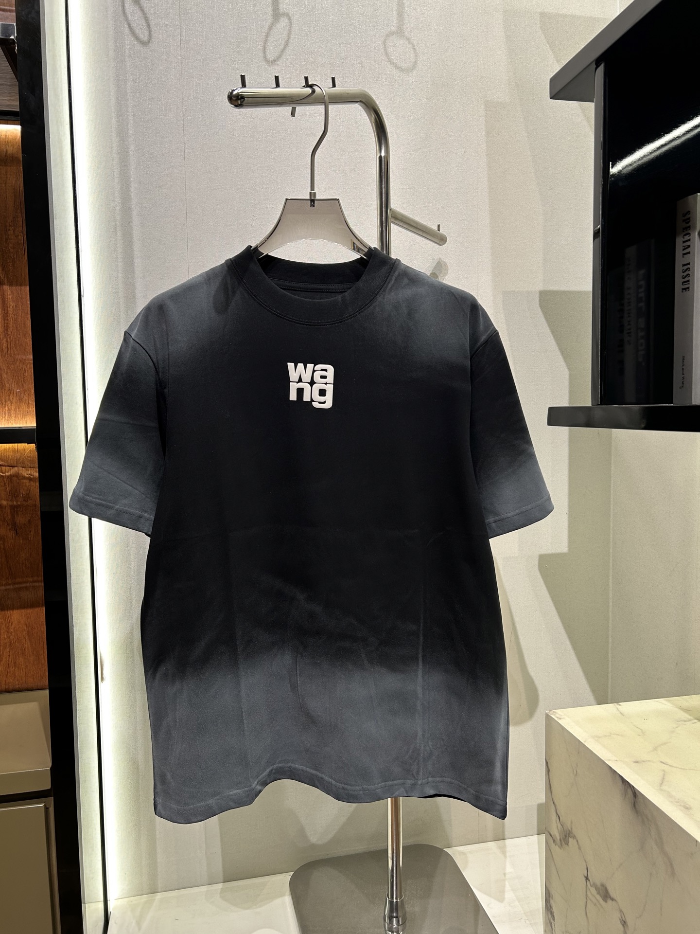 AW - 亚历山大wang四字母logo印花图案 通过经典字母印花logo 版心宽松，小个子可以直接下半生失踪。面料采用32支双纱 100棉 经过洗水、缩水达250克重 工艺：立体发泡印花 手工喷墨 码数SML 价格75