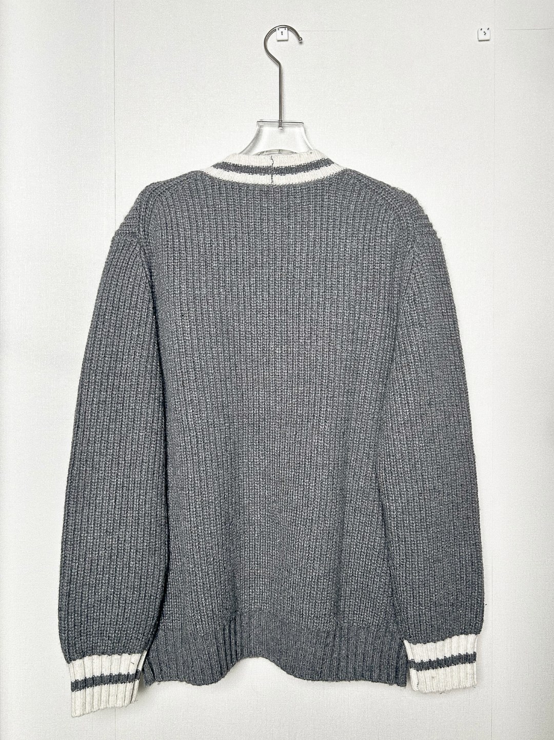 1:1高版本(可扫码) 原版开货 市场唯一对版 MIUMIU - 慵懒学院风撞色V领开杉针织羊毛衫上衣 明星同款 MIU家的经典学院风真的是无人能抵抗的 100羊毛 高品质 不同于市面上的low货 懂货的来 钩花字母V领单排扣针织开衫 领口袖口包边条纹 搭配经典灰白配色 精致亮眼感拉满 胸口拉花字母装饰 腰胯对称口袋设计 强力推荐!!! 码数SMLXL 价格249