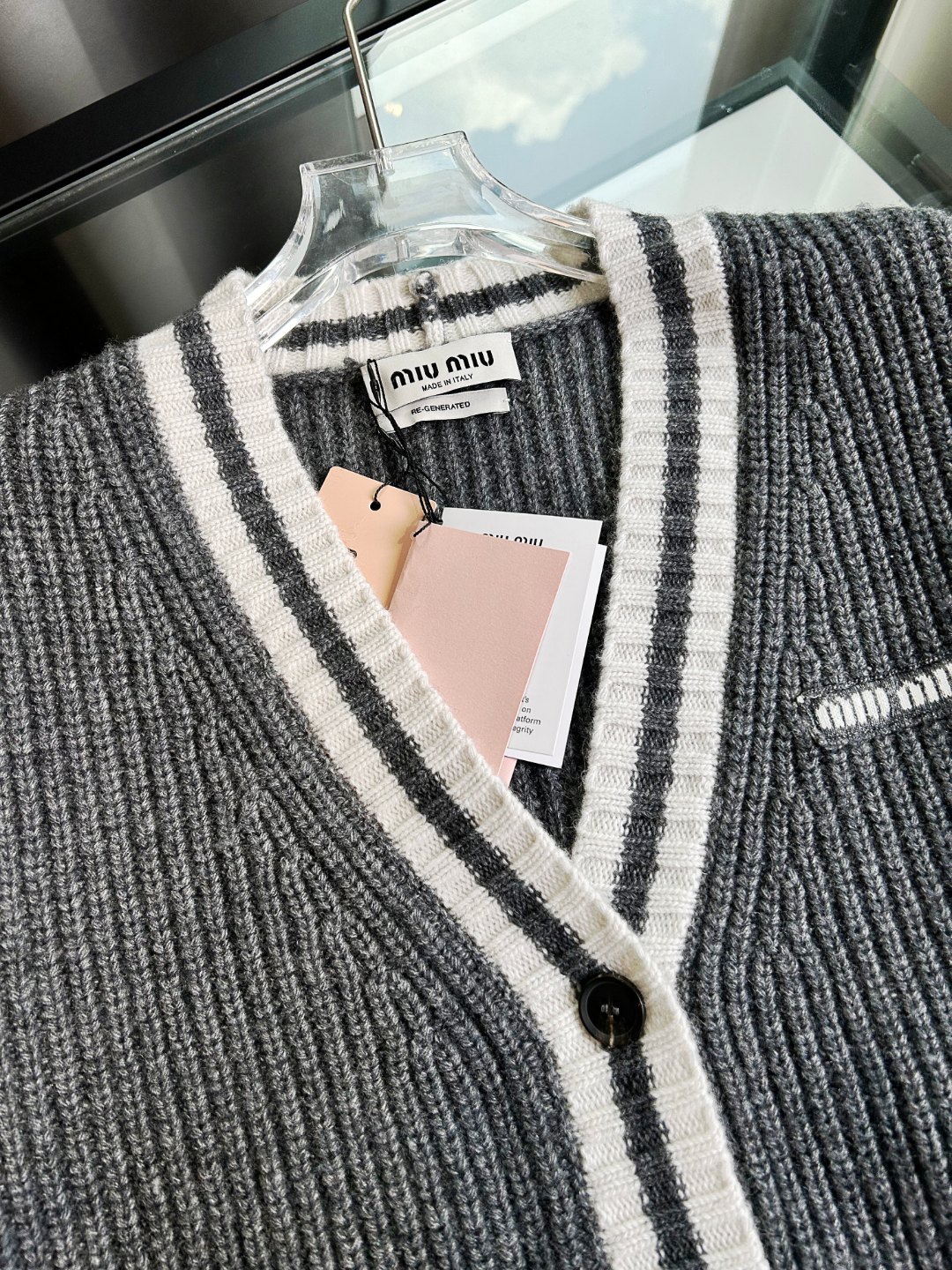 1:1高版本(可扫码) 原版开货 市场唯一对版 MIUMIU - 慵懒学院风撞色V领开杉针织羊毛衫上衣 明星同款 MIU家的经典学院风真的是无人能抵抗的 100羊毛 高品质 不同于市面上的low货 懂货的来 钩花字母V领单排扣针织开衫 领口袖口包边条纹 搭配经典灰白配色 精致亮眼感拉满 胸口拉花字母装饰 腰胯对称口袋设计 强力推荐!!! 码数SMLXL 价格249