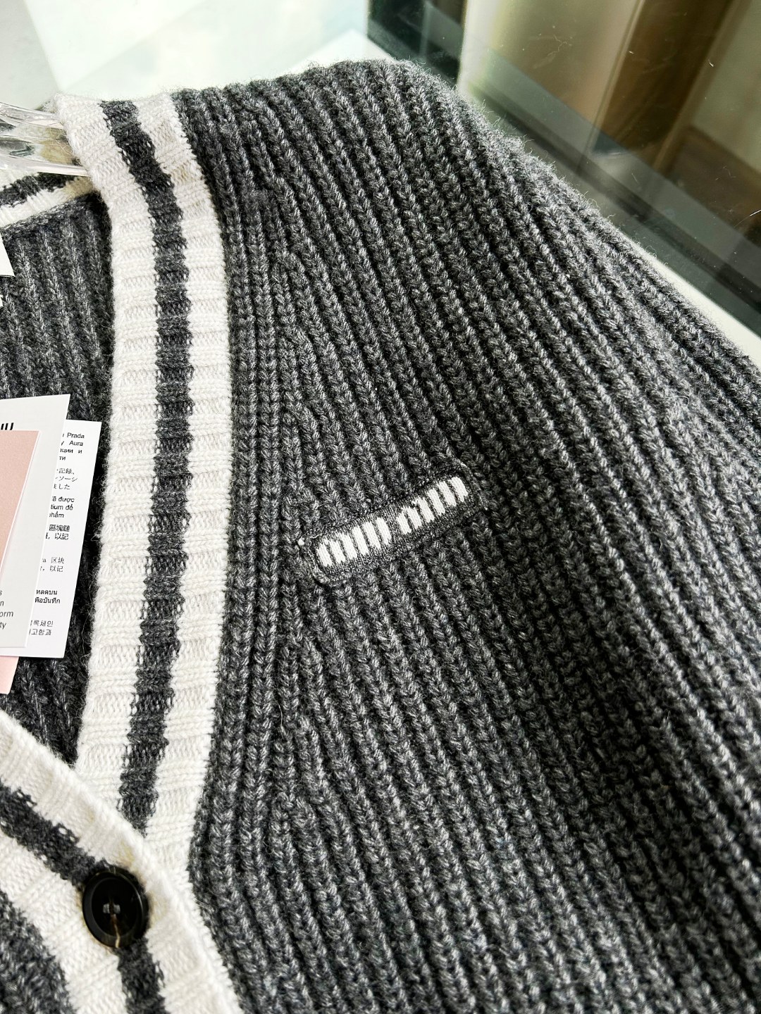 1:1高版本(可扫码) 原版开货 市场唯一对版 MIUMIU - 慵懒学院风撞色V领开杉针织羊毛衫上衣 明星同款 MIU家的经典学院风真的是无人能抵抗的 100羊毛 高品质 不同于市面上的low货 懂货的来 钩花字母V领单排扣针织开衫 领口袖口包边条纹 搭配经典灰白配色 精致亮眼感拉满 胸口拉花字母装饰 腰胯对称口袋设计 强力推荐!!! 码数SMLXL 价格249