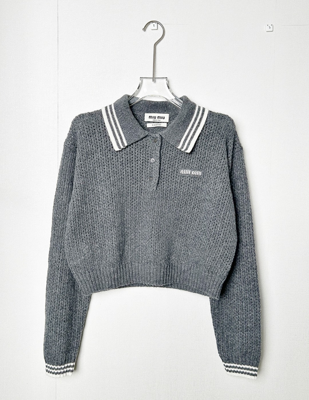 1:1高版本(可扫码) 原版开货 市场唯一对版 MIUMIU - 学院风polo领羊毛针织衫 明星白鹿同款上衣 超减龄的学院风上衣 财阀千金的视觉感 徽标提花翻领羊毛针织毛衣 100羊毛 25ss低调灰色 是心动的新号呀!冲冲冲!!!高版本高品质,不做市场low货!超火系列!!可扫码哟! 码数SMLXL 价格198(发货原标,可扫码)