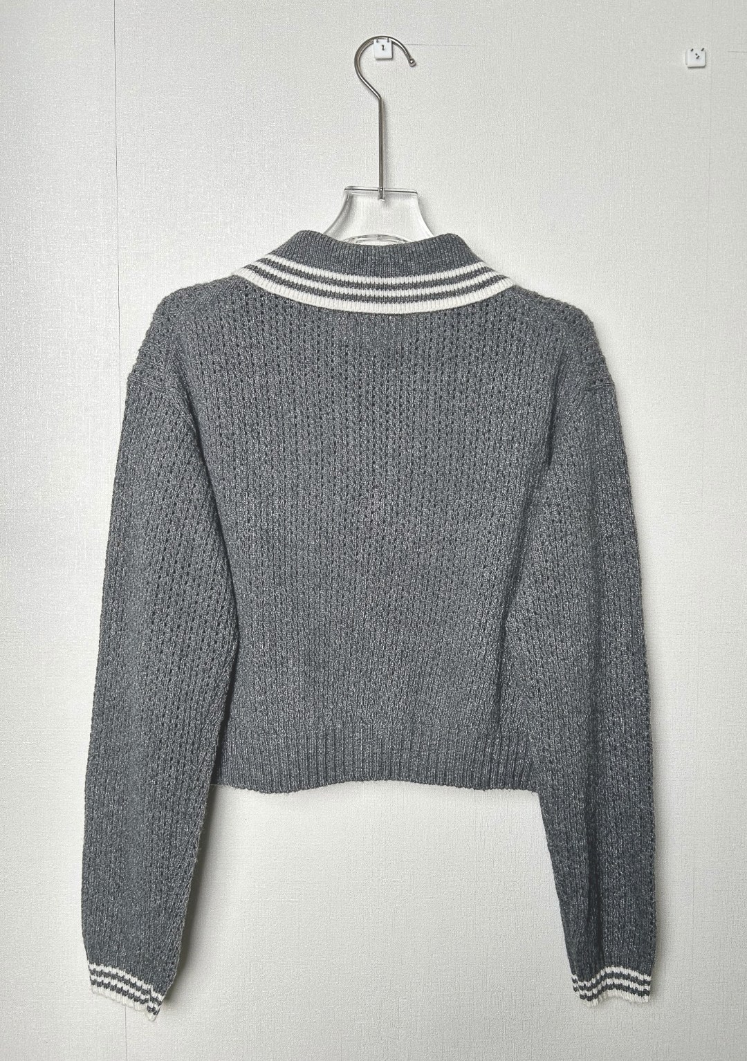 1:1高版本(可扫码) 原版开货 市场唯一对版 MIUMIU - 学院风polo领羊毛针织衫 明星白鹿同款上衣 超减龄的学院风上衣 财阀千金的视觉感 徽标提花翻领羊毛针织毛衣 100羊毛 25ss低调灰色 是心动的新号呀!冲冲冲!!!高版本高品质,不做市场low货!超火系列!!可扫码哟! 码数SMLXL 价格198(发货原标,可扫码)