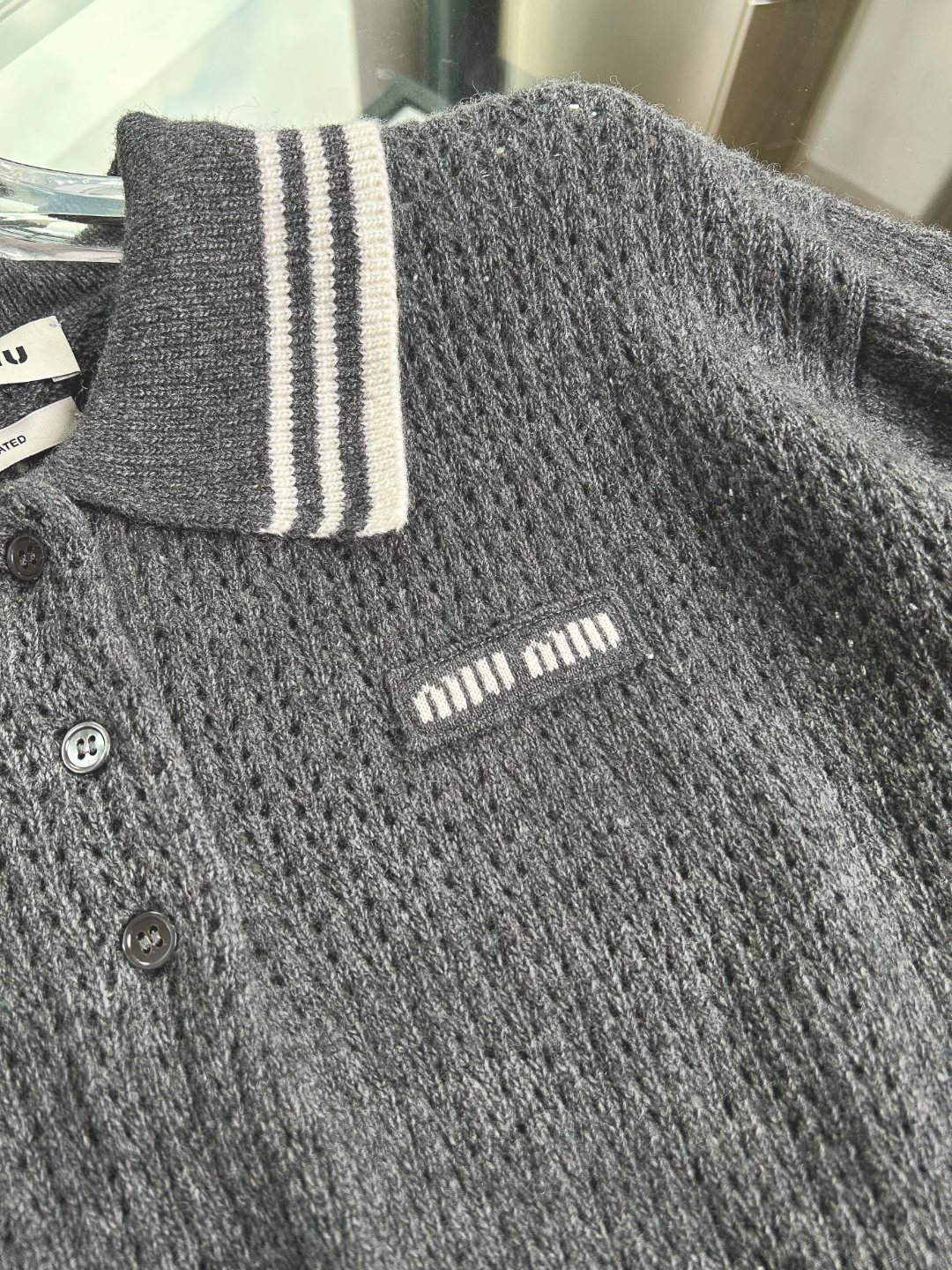 1:1高版本(可扫码) 原版开货 市场唯一对版 MIUMIU - 学院风polo领羊毛针织衫 明星白鹿同款上衣 超减龄的学院风上衣 财阀千金的视觉感 徽标提花翻领羊毛针织毛衣 100羊毛 25ss低调灰色 是心动的新号呀!冲冲冲!!!高版本高品质,不做市场low货!超火系列!!可扫码哟! 码数SMLXL 价格198(发货原标,可扫码)