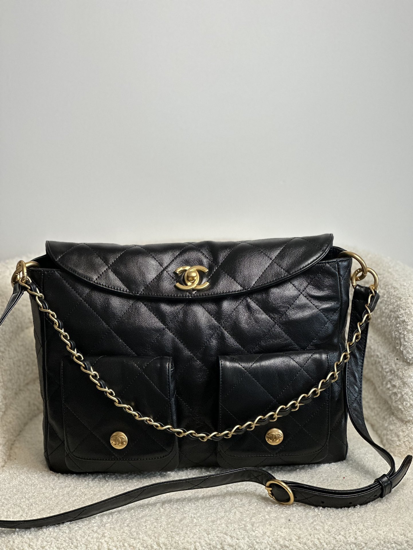 Chanel Messenger Bags Black Cowhide Vintage Casual