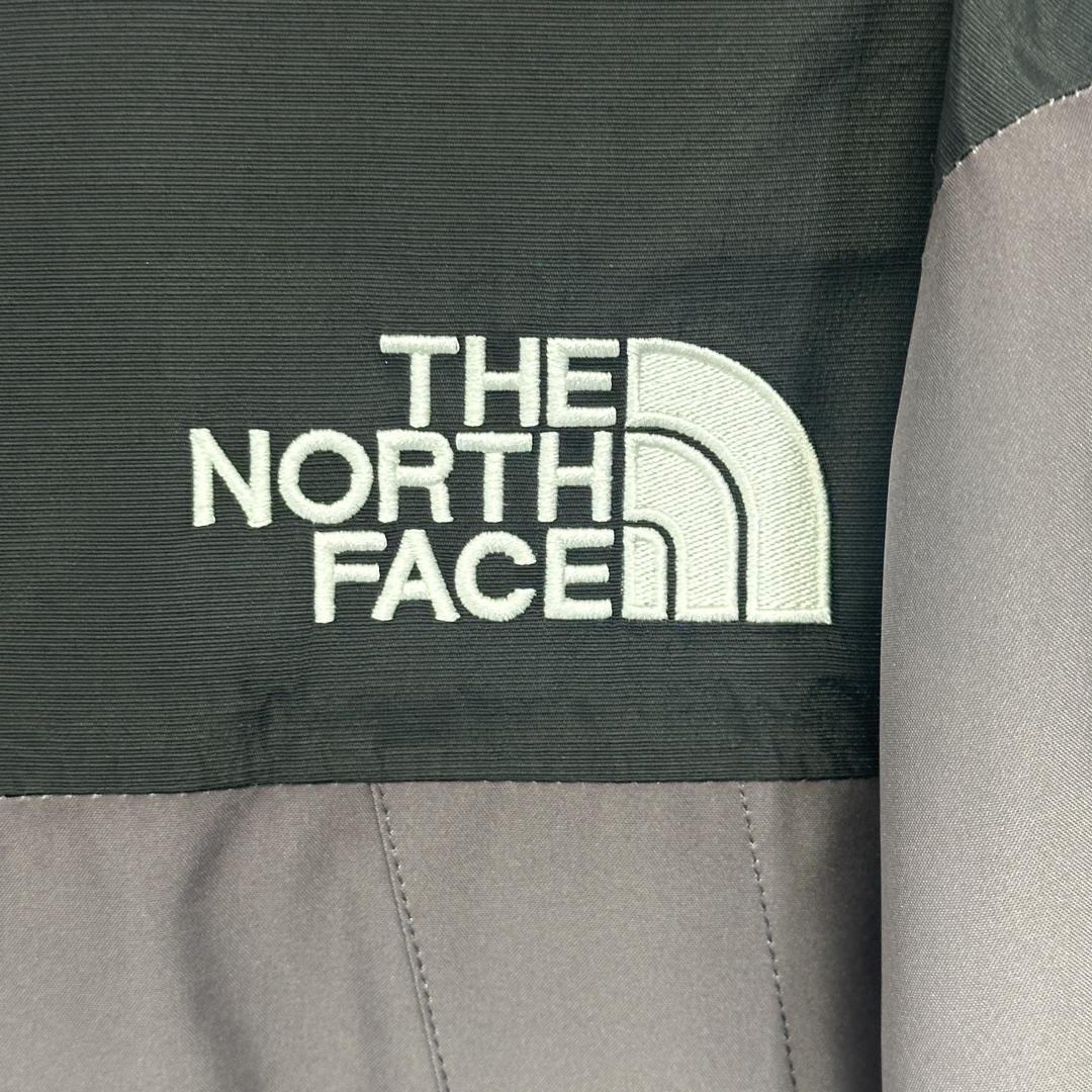正品级💰480
The North Face/北面  23Fw 暗夜森林限量版1990冲锋衣
（顶级热封）
1、面料：采用戈尔公司2L双层Gore-tex面料，面料表层做超高强度防水，内层覆膜，通过5000ba防水测试，使成衣具有防水防污透气的出色户外效果。重点：独家重金开发原厂数码印花！
2、内里：原厂锦纶+聚酯纤维衬里，提高整体贴合度！区别市面低端版本。！
3、刺绣：进口田岛刺绣机还原ZP。田岛刺绣工整立体，且每处刺绣后都有防水弧形胶片！
 4、辅料：全衣原厂YKK拉链，可承受10万次拉力磨损，原厂魔术贴。重新开模定制五金配件，字体清晰立体 ，6颗纽扣方向全部与正品一致！ 整衣独家采用热封压胶技术！每一处拼接都由高温压胶条粘合，提供无与伦比的IOS90防水和防风保护，风度与温度并存！不是市面随便扯块布就是干的低端货。面料内里采购ZP原厂进口双层Gore-tex面料、锦纶布、网布！使衣服拥有ZP一样功能。整衣五金件使用zp开模定制，非市面错版，衣面6颗纽扣花费巨大时间精力使之全部方向一样，与ZP一致。给你最细节的还原！