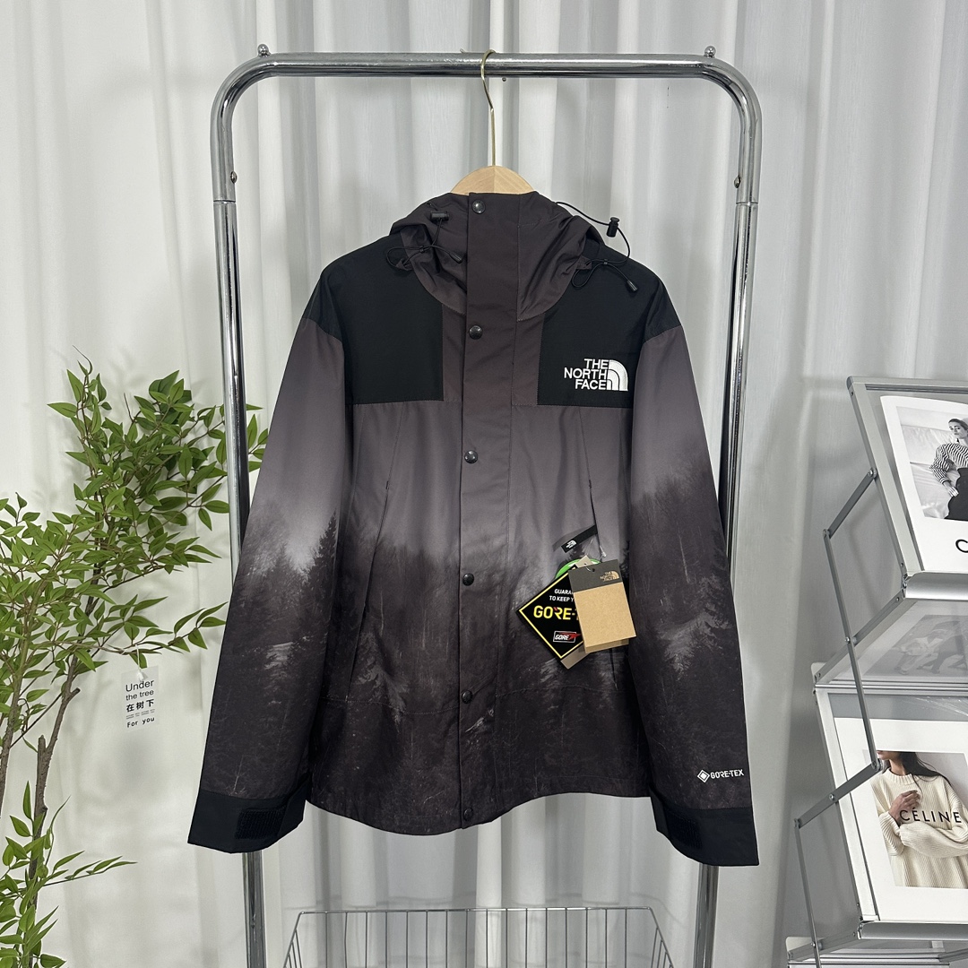 正品级💰480
The North Face/北面  23Fw 暗夜森林限量版1990冲锋衣
（顶级热封）
1、面料：采用戈尔公司2L双层Gore-tex面料，面料表层做超高强度防水，内层覆膜，通过5000ba防水测试，使成衣具有防水防污透气的出色户外效果。重点：独家重金开发原厂数码印花！
2、内里：原厂锦纶+聚酯纤维衬里，提高整体贴合度！区别市面低端版本。！
3、刺绣：进口田岛刺绣机还原ZP。田岛刺绣工整立体，且每处刺绣后都有防水弧形胶片！
 4、辅料：全衣原厂YKK拉链，可承受10万次拉力磨损，原厂魔术贴。重新开模定制五金配件，字体清晰立体 ，6颗纽扣方向全部与正品一致！ 整衣独家采用热封压胶技术！每一处拼接都由高温压胶条粘合，提供无与伦比的IOS90防水和防风保护，风度与温度并存！不是市面随便扯块布就是干的低端货。面料内里采购ZP原厂进口双层Gore-tex面料、锦纶布、网布！使衣服拥有ZP一样功能。整衣五金件使用zp开模定制，非市面错版，衣面6颗纽扣花费巨大时间精力使之全部方向一样，与ZP一致。给你最细节的还原！