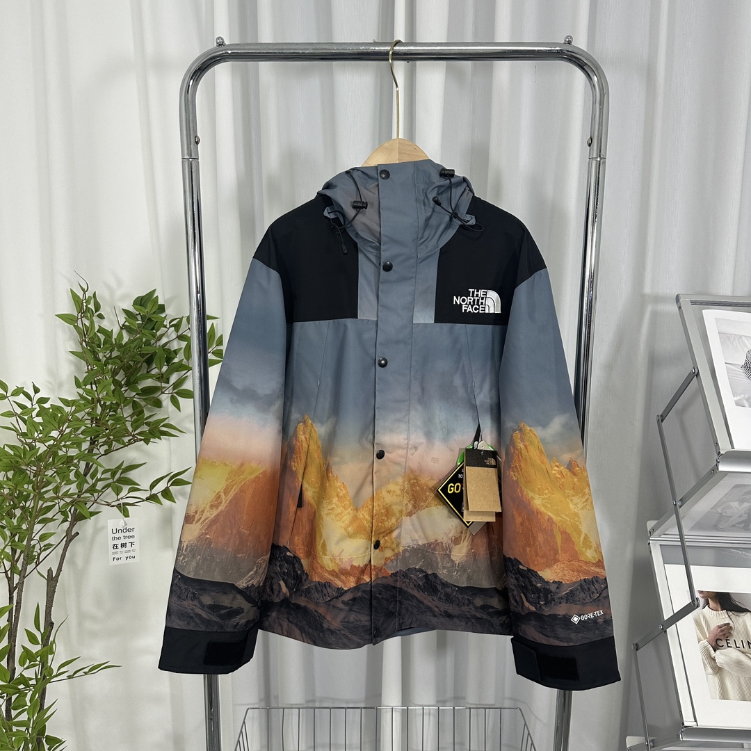 正品级💰480
The North Face/北面  23Fw 日照金山限量版1990冲锋衣
1、面料：采用戈尔公司2L双层Gore-tex面料，面料表层做超高强度防水，内层覆膜，通过5000ba防水测试，使成衣具有防水防污透气的出色户外效果。重点：独家重金开发原厂数码印花！
2、内里：原厂锦纶+聚酯纤维衬里，提高整体贴合度！区别市面低端版本。！
3、刺绣：进口田岛刺绣机还原ZP。田岛刺绣工整立体，且每处刺绣后都有防水弧形胶片！
 4、辅料：全衣原厂YKK拉链，可承受10万次拉力磨损，原厂魔术贴。重新开模定制五金配件，字体清晰立体 ，6颗纽扣方向全部与正品一致！ 

整衣独家采用热封压胶技术！每一处拼接都由高温压胶条粘合，提供无与伦比的IOS90防水和防风保护，风度与温度并存！不是市面随便扯块布就是干的低端货。面料内里采购ZP原厂进口双层Gore-tex面料、锦纶布、网布！使衣服拥有ZP一样功能。整衣五金件使用zp开模定制，非市面错版，衣面6颗纽扣花费巨大时间精力使之全部方向一样，与ZP一致。给你最细节的还原！
