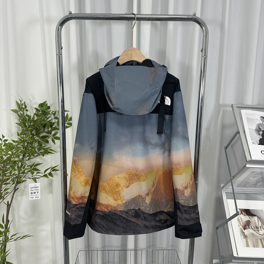 正品级💰480
The North Face/北面  23Fw 日照金山限量版1990冲锋衣
1、面料：采用戈尔公司2L双层Gore-tex面料，面料表层做超高强度防水，内层覆膜，通过5000ba防水测试，使成衣具有防水防污透气的出色户外效果。重点：独家重金开发原厂数码印花！
2、内里：原厂锦纶+聚酯纤维衬里，提高整体贴合度！区别市面低端版本。！
3、刺绣：进口田岛刺绣机还原ZP。田岛刺绣工整立体，且每处刺绣后都有防水弧形胶片！
 4、辅料：全衣原厂YKK拉链，可承受10万次拉力磨损，原厂魔术贴。重新开模定制五金配件，字体清晰立体 ，6颗纽扣方向全部与正品一致！ 

整衣独家采用热封压胶技术！每一处拼接都由高温压胶条粘合，提供无与伦比的IOS90防水和防风保护，风度与温度并存！不是市面随便扯块布就是干的低端货。面料内里采购ZP原厂进口双层Gore-tex面料、锦纶布、网布！使衣服拥有ZP一样功能。整衣五金件使用zp开模定制，非市面错版，衣面6颗纽扣花费巨大时间精力使之全部方向一样，与ZP一致。给你最细节的还原！