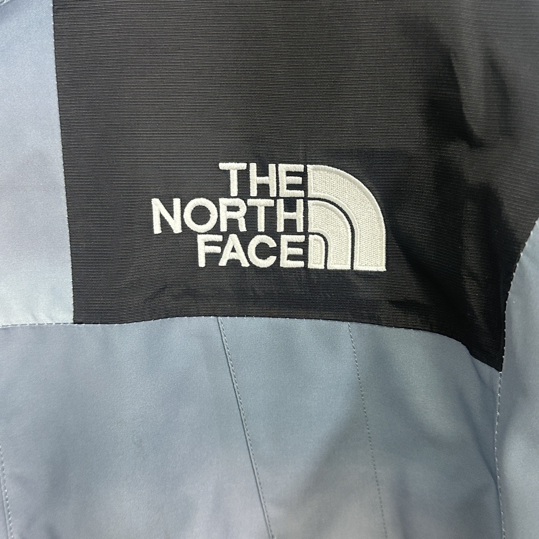 正品级💰480
The North Face/北面  23Fw 日照金山限量版1990冲锋衣
1、面料：采用戈尔公司2L双层Gore-tex面料，面料表层做超高强度防水，内层覆膜，通过5000ba防水测试，使成衣具有防水防污透气的出色户外效果。重点：独家重金开发原厂数码印花！
2、内里：原厂锦纶+聚酯纤维衬里，提高整体贴合度！区别市面低端版本。！
3、刺绣：进口田岛刺绣机还原ZP。田岛刺绣工整立体，且每处刺绣后都有防水弧形胶片！
 4、辅料：全衣原厂YKK拉链，可承受10万次拉力磨损，原厂魔术贴。重新开模定制五金配件，字体清晰立体 ，6颗纽扣方向全部与正品一致！ 

整衣独家采用热封压胶技术！每一处拼接都由高温压胶条粘合，提供无与伦比的IOS90防水和防风保护，风度与温度并存！不是市面随便扯块布就是干的低端货。面料内里采购ZP原厂进口双层Gore-tex面料、锦纶布、网布！使衣服拥有ZP一样功能。整衣五金件使用zp开模定制，非市面错版，衣面6颗纽扣花费巨大时间精力使之全部方向一样，与ZP一致。给你最细节的还原！