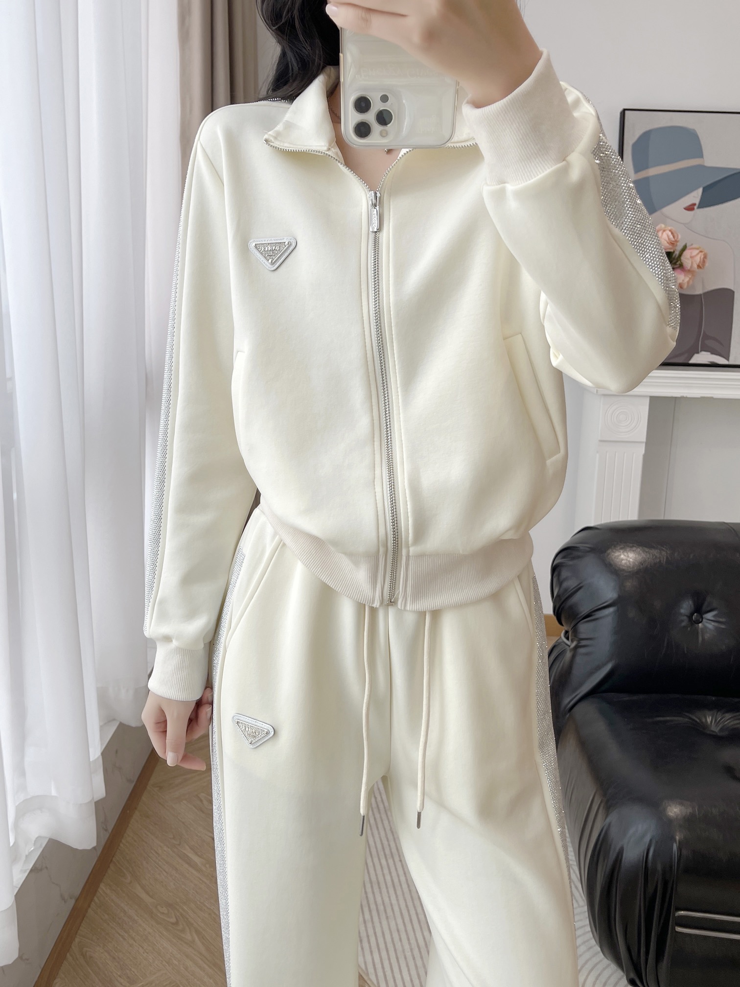 2024 Prada Female Suit: High-Quality Exchange Support, Cotton-Coated, Hot-Drilling Process - 图片 3