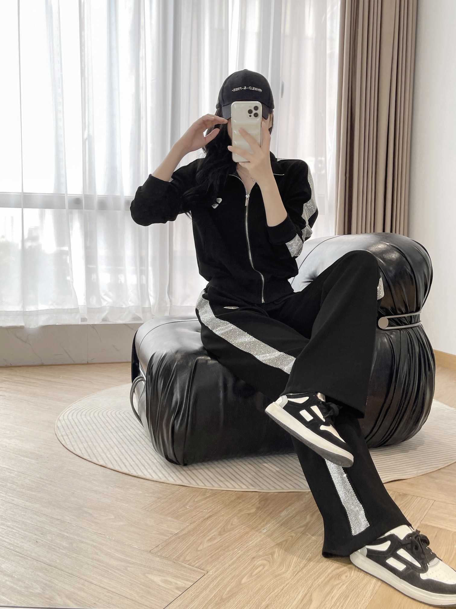 2024 Prada Female Suit: High-Quality Cotton-Coated, Stylish Fashion in Almond Black - 图片 2