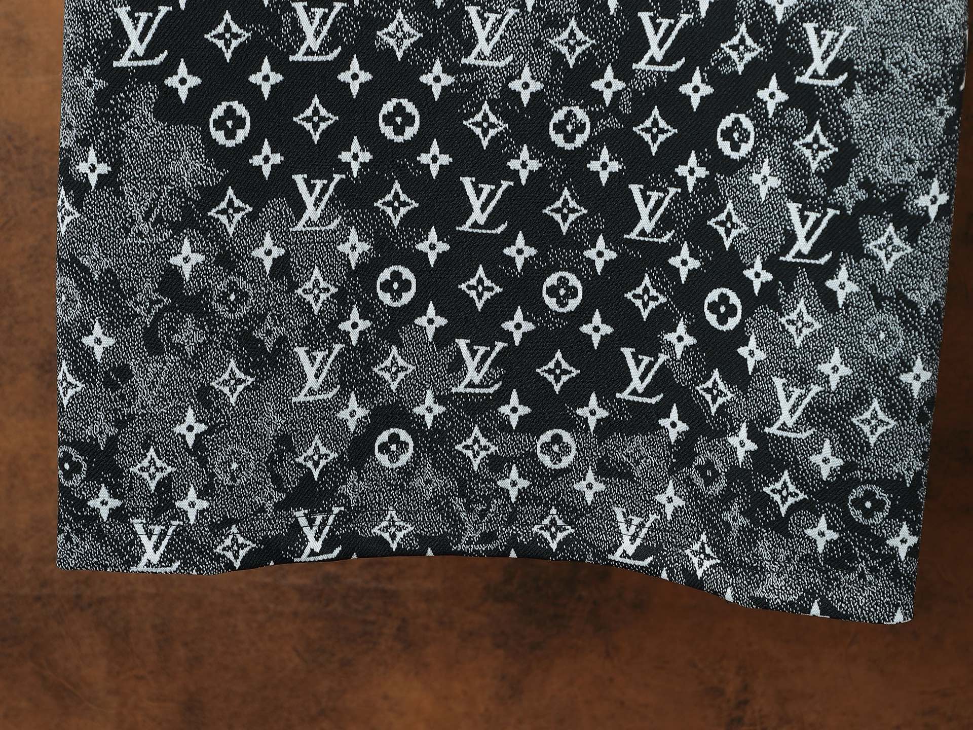 Louis Vuitton Monogram Jacquard Set - Camiseta y Pantalón Corto a Juego 12 i1748072032452 6103 0 10