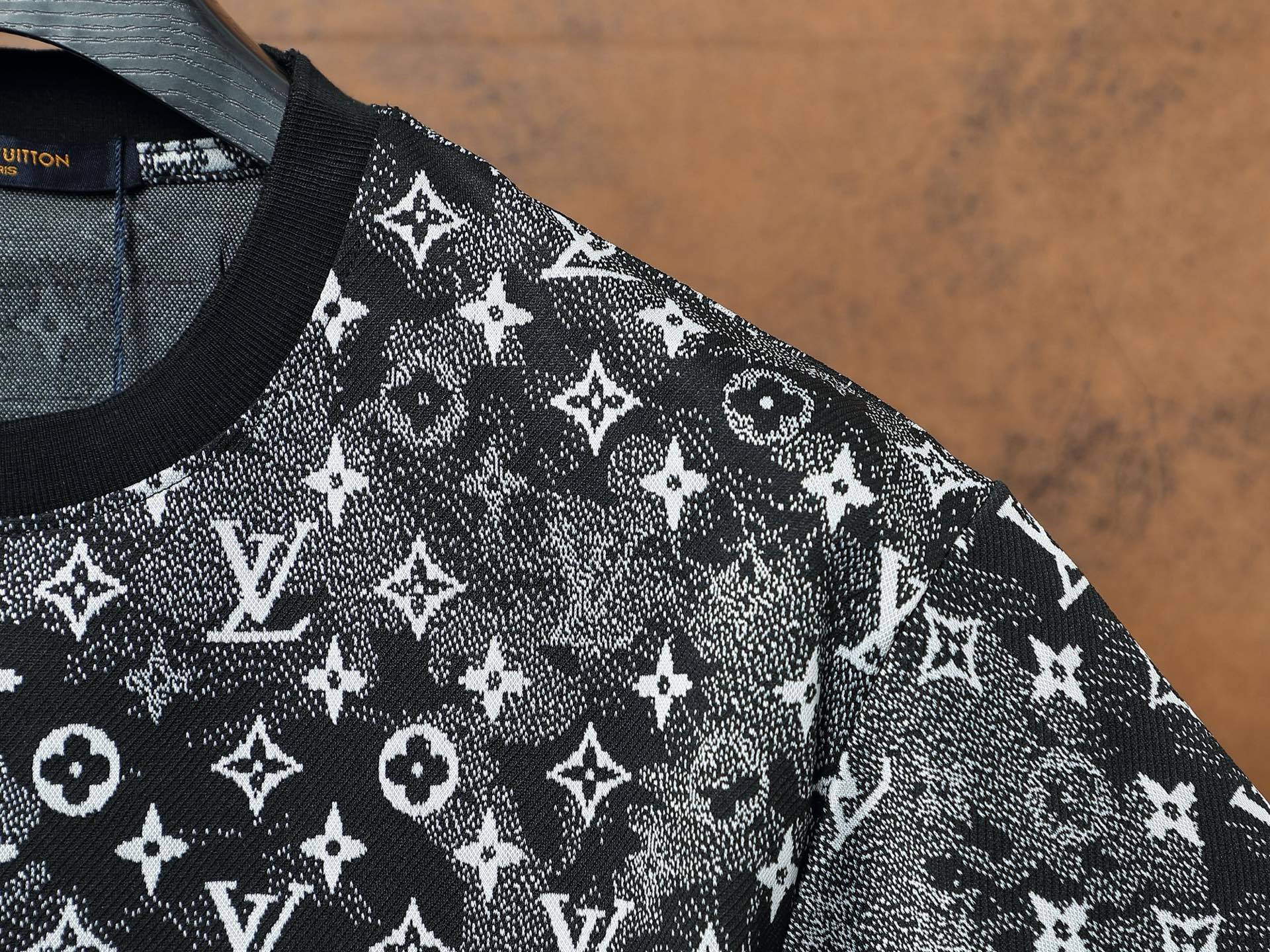 Louis Vuitton Monogram Jacquard Set - Camiseta y Pantalón Corto a Juego 8 i1748072033650 9606 0 6