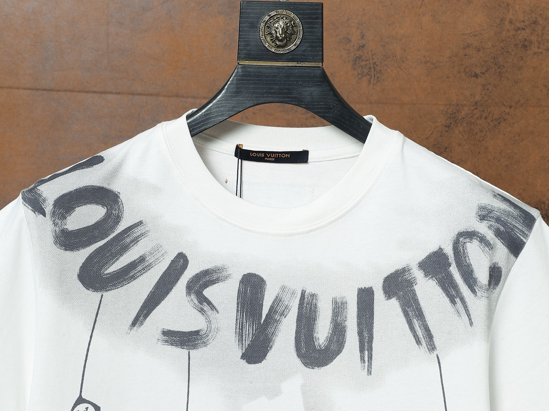 Louis Vuitton Camiseta Estampada con Logo Grande para Hombre - Diseño Moderno 10 i1748073098169 2318 0 8