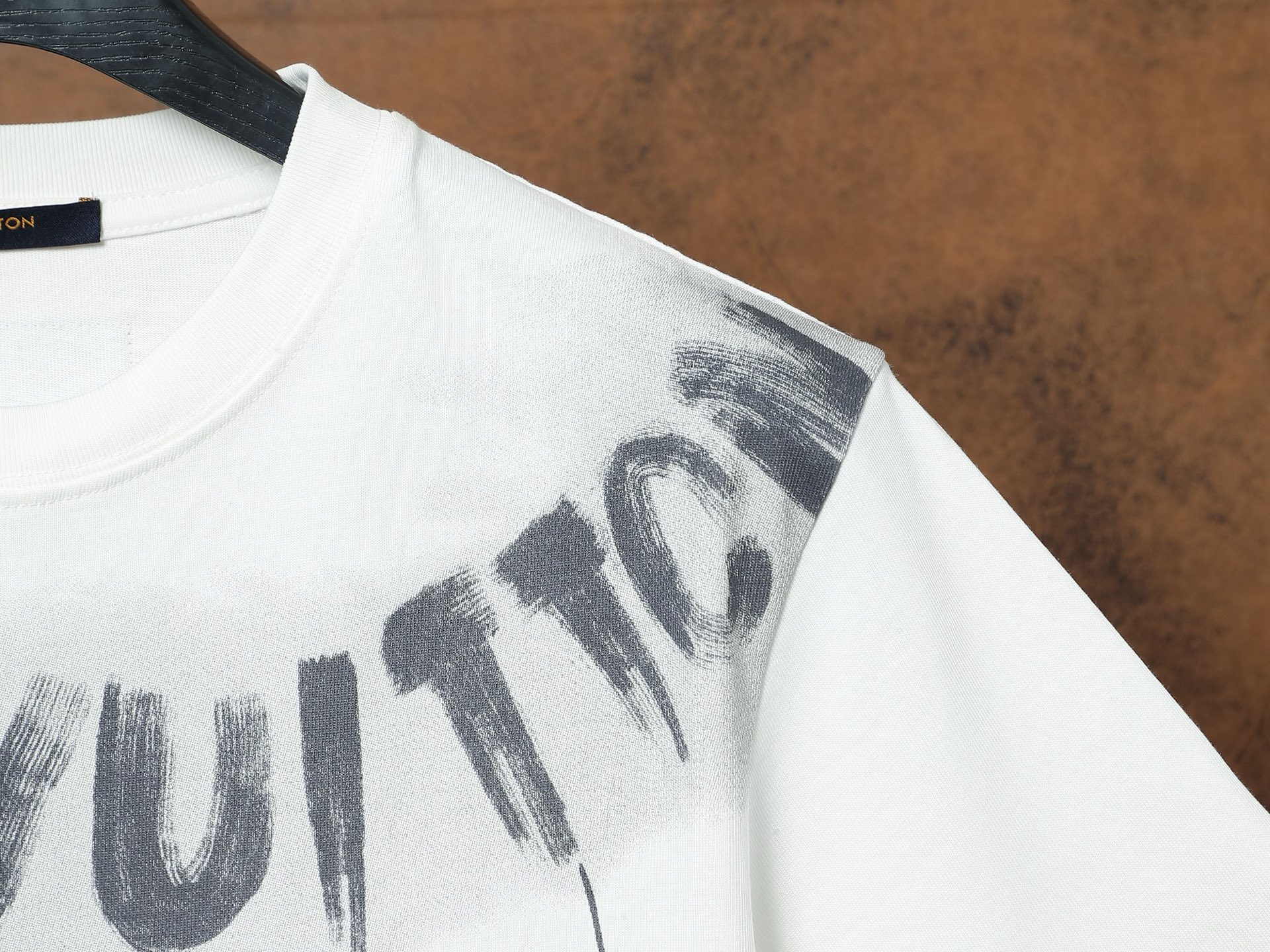 Louis Vuitton Camiseta Estampada con Logo Grande para Hombre - Diseño Moderno 8 i1748073098171 4334 0 6