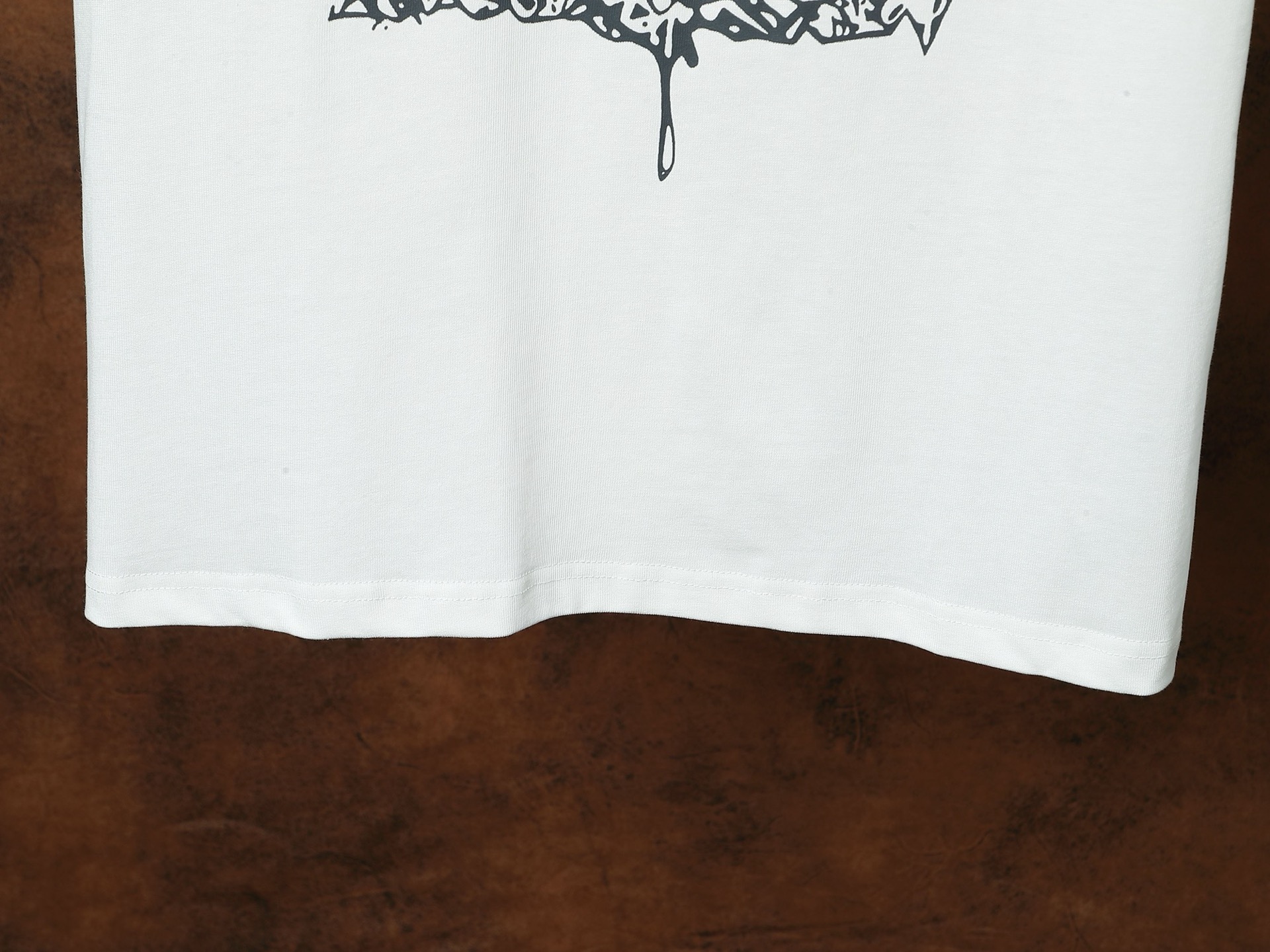 Louis Vuitton Camiseta de Manga Corta con Logo Graffiti en Blanco 11 i1748074542370 668 0 9