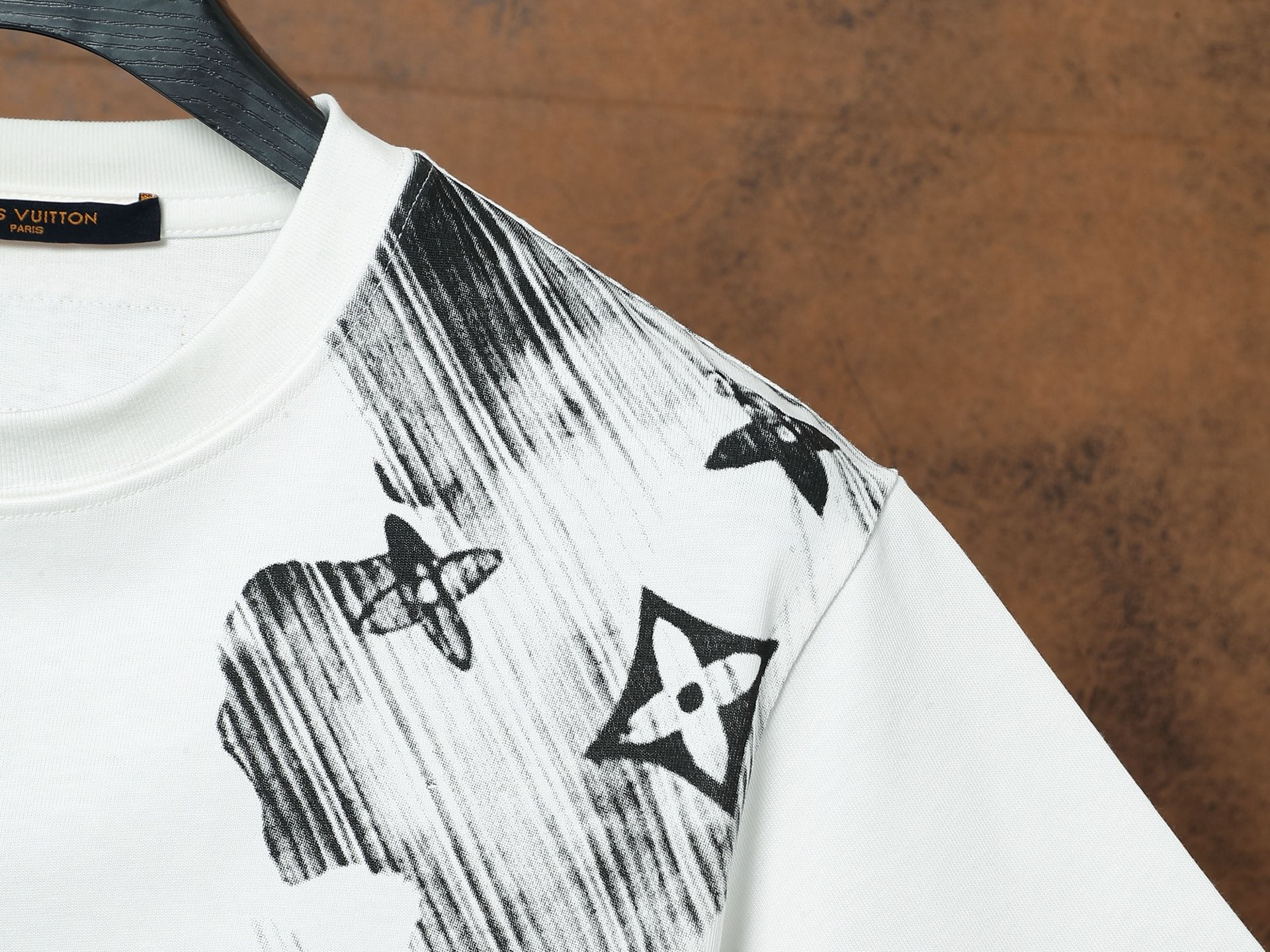 Louis Vuitton Camiseta de Manga Corta con Logo Graffiti en Blanco 8 i1748074542431 4210 0 6