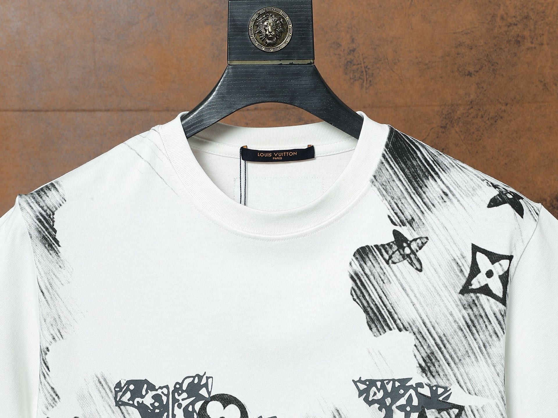 Louis Vuitton Camiseta de Manga Corta con Logo Graffiti en Blanco 4 i1748074542442 6024 0 2