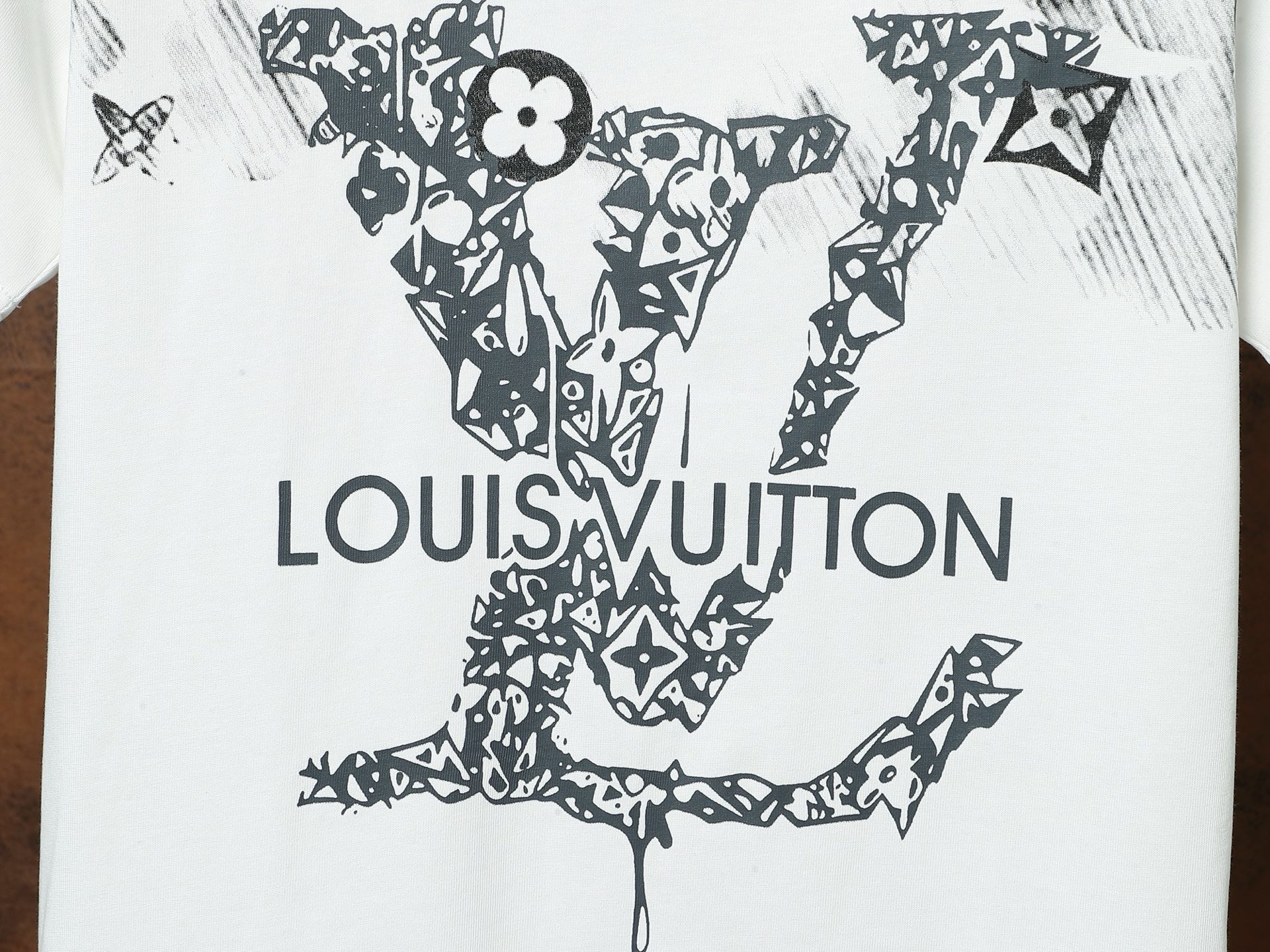 Louis Vuitton Camiseta de Manga Corta con Logo Graffiti en Blanco 9 i1748074544187 337 0 7