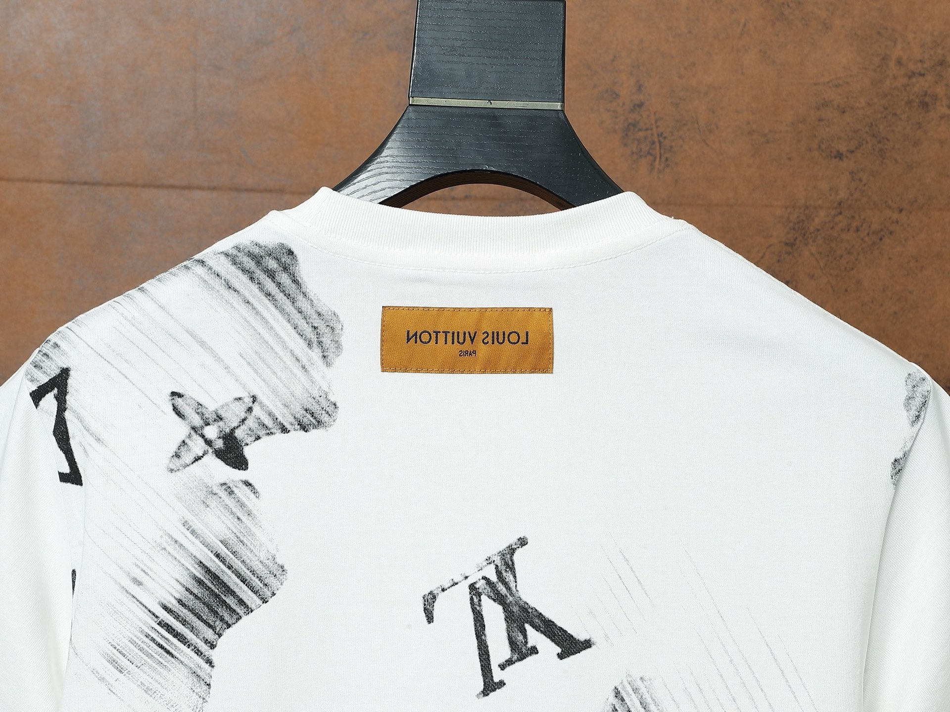 Louis Vuitton Camiseta de Manga Corta con Logo Graffiti en Blanco 5 i1748074544196 2512 0 3