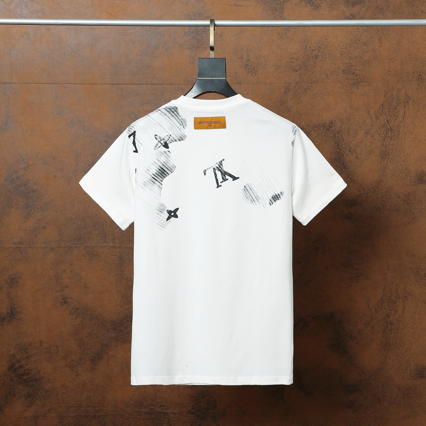 Louis Vuitton Camiseta de Manga Corta con Logo Graffiti en Blanco 3 i1748074545136 6685 0 1