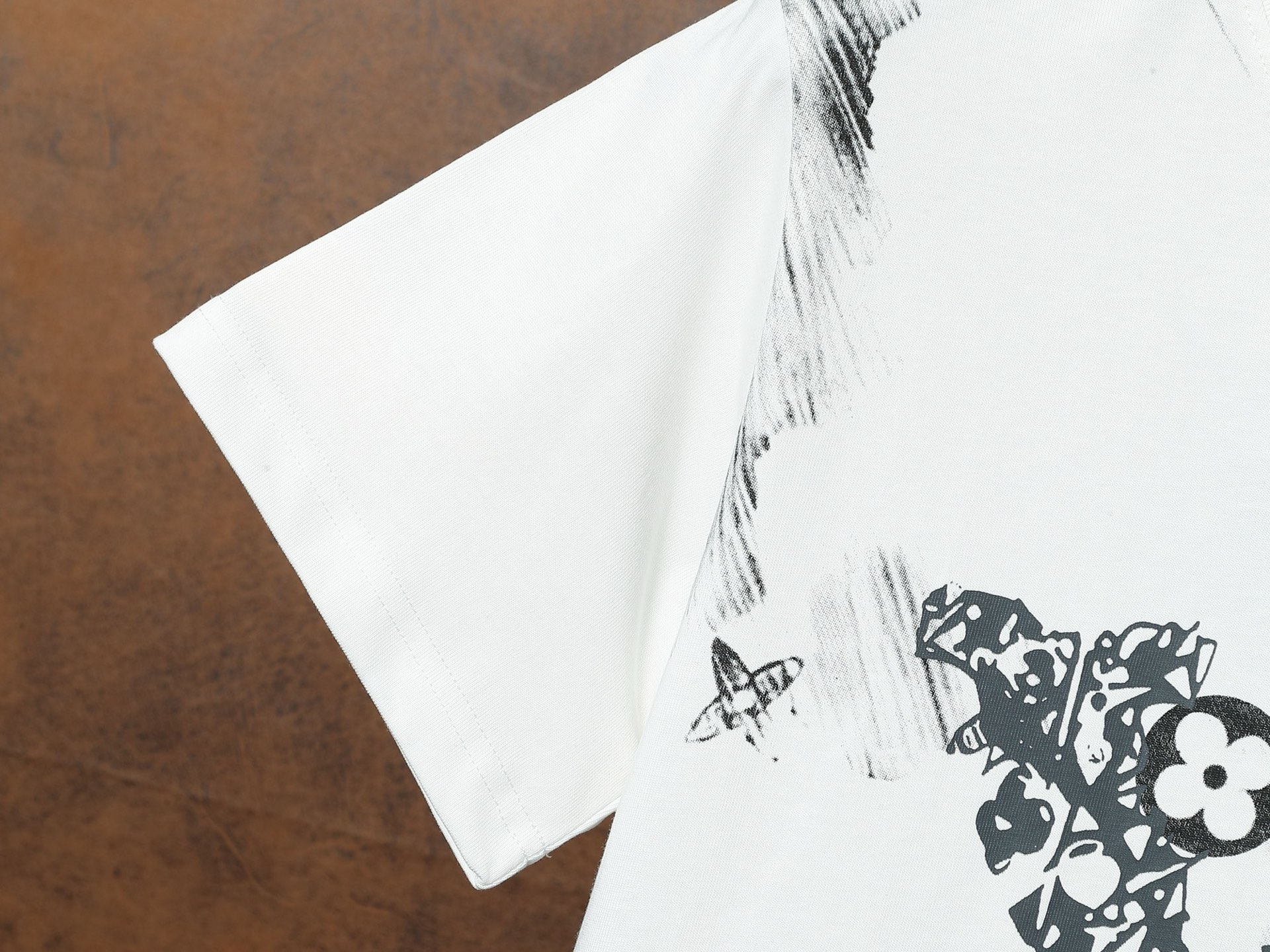 Louis Vuitton Camiseta de Manga Corta con Logo Graffiti en Blanco 7 i1748074545151 8493 0 5