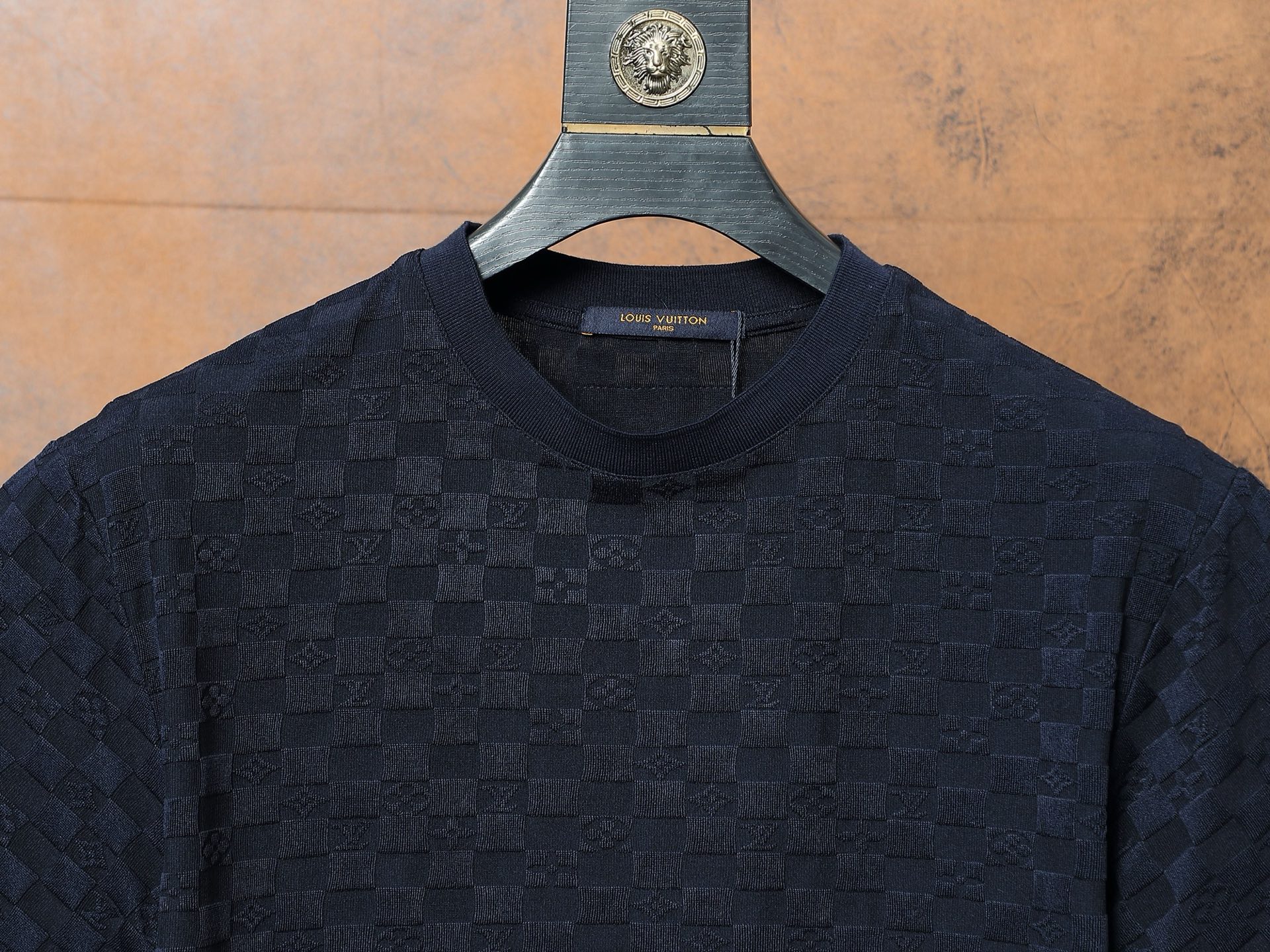 Louis Vuitton Camiseta de Manga Corta con Logo Jacquard en Cuatro Colores 5 i1748107656624 9638 0 3