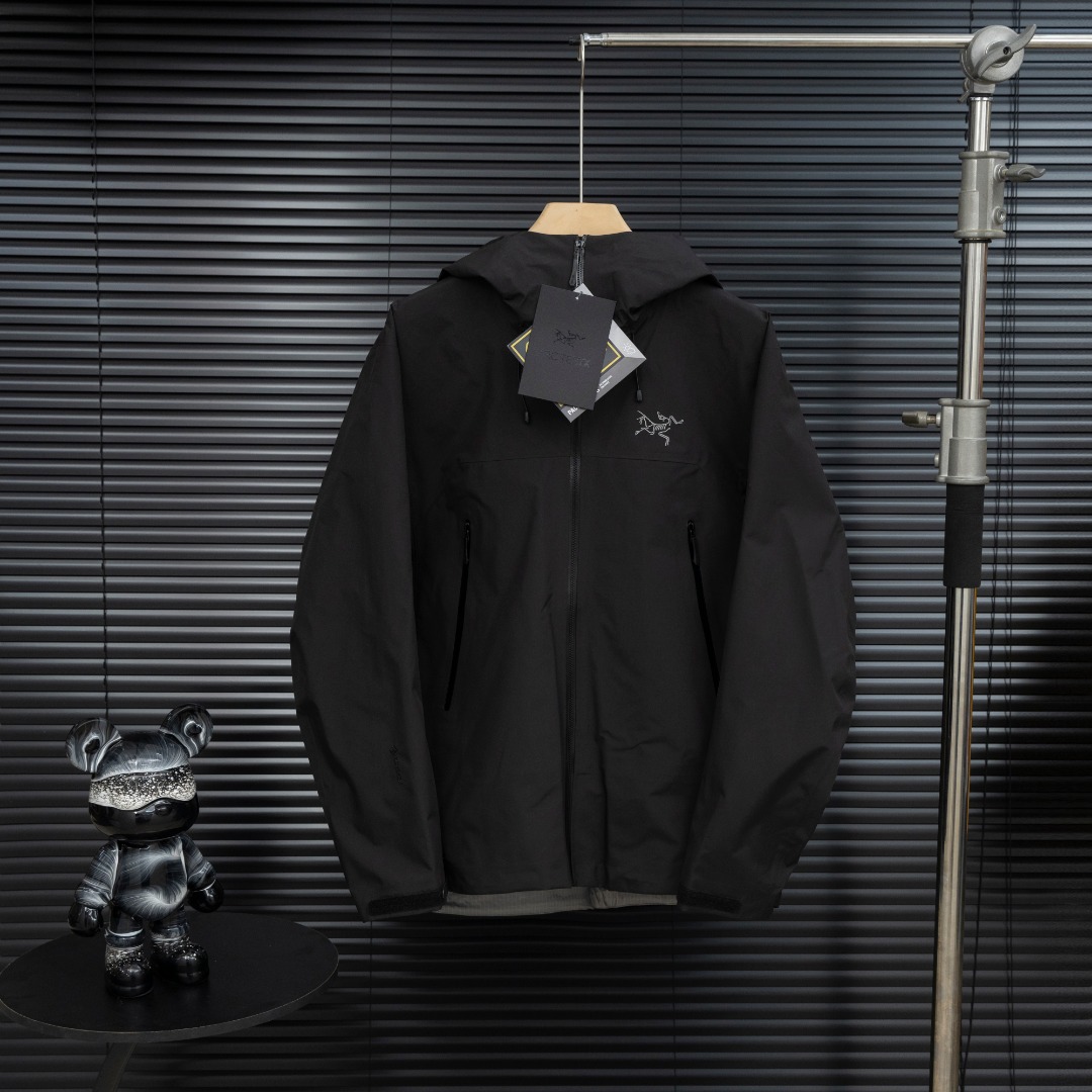 NO:522084,Top quality Arcteryx Archaeoptera Bird - beta lightweight new style and new colors Waterproof and windproof breathable hooded casual jacket jacket men's series Hooded urban outdoor lightweight windproof waterproof simple solid color versatile jacket jacket, bluesign@ certified using warp knitted back village N40LGORE-TEX fabric, ARC TERYX logo four-time glue pressing process on the chest, 3D three-dimensional bionic design clothes long arm bend Tri-Durance waterproof rainproof fabric, full set of customer-supplied accessories, underarm YKK two-way zipper, this Beta LW jacket is designed with simple and universal, providing the performance required for alpine environments. It is light and wear-resistant and suitable for wearing a variety of activities.  The helmet is compatible with StormHood hood, and it does not affect sight. The hand pocket is equipped with WaterTight zipper for easy pick-up and placement, the underarm zipper is convenient for quick ventilation, and the splicing design allows for free movement. The traditional organ cross-entry pocket is set in the high position, the VISLON central front zipper, adjustable Velcro cuff Velcro label, compatible with Zip-in, and the logo embroidered by Patering machine on the chest BRTA LW is the latest Arc’teryx star product, and has always performed outstandingly in harsh environments of the mountains. Now it has more powerful functions and lighter weight. It distinguishes itself from the low version on the market, hardcore products, and is highly recommended to buy, and the upper body effect is great. Color black, Sunny mist powder, Silver Purple, Secret Gray, Bordeaux Red, Sage Green, Sand Brown, Chiasui Purple, Dawn Blue, Rose Red, Size  S-XXL (please report height and weight by placing an order), arc'teryx, jackets & coats, jackets & coats, hats, alexander wang19860909顶级品质 Arcteryx始祖鸟-beta lightweight新款新色 防水防风透气连帽休闲夹克外套男款系列连帽城市户外轻量化防风防水简约纯色百搭夹克冲锋衣,采用bluesign@认人证的采用带经编背村 N40LGORE-TEX面料, 胸前采用ARC TERYX徽标四次压胶工艺,整衣3D立体仿生学设计衣长臂弯Tri-Durance防水防雨面料,全套客供辅料,腋下YKK双向拉链,这款Beta LW夹克设计简洁而通用,可提供高山环境所需的性能.轻薄而耐磨适合多种活动穿着. 头盔兼容StormHood兜帽防护良好且不影响视线,插手口袋设有WaterTight拉链,便于取放物品,腋下拉链便于快速通风,拼接设计使活动自如. 传统风琴交叉反向进入高山口袋设置在高位,VISLON中央正面拉链,可调节Velcro袖口魔术贴标签,兼容Zip-in,在胸前采用百达灵机器绣的徽标 BRTA LW是最新Arc’teryx的明星产品,一直在高山恶劣环境中表现突出,现在功能更强大,重量更轻.自行区别市面低版本,硬核货,强力推荐入手,上身效果巨好. 颜色黑色 夕雾粉 银幻紫 隐秘灰 波尔多红 鼠尾草绿 陶沙棕 千穗紫 破晓蓝 玫红 尺码 S-XXL（下单请报身高体重）,arc'teryx,jackets & coats,jackets & coats,hats,alexander wang,Men's clothing