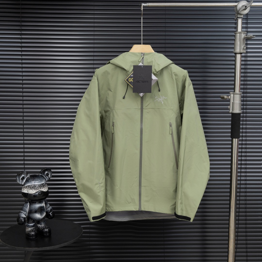 NO:522093,Top quality Arcteryx Archaeoptera Bird - beta lightweight new style and new colors Waterproof and windproof breathable hooded casual jacket jacket men's series Hooded urban outdoor lightweight windproof waterproof simple solid color versatile jacket jacket, bluesign@ certified using warp knitted back village N40LGORE-TEX fabric, ARC TERYX logo four-time glue pressing process on the chest, 3D three-dimensional bionic design clothes long arm bend Tri-Durance waterproof rainproof fabric, full set of customer-supplied accessories, underarm YKK two-way zipper, this Beta LW jacket is designed with simple and universal, providing the performance required for alpine environments. It is light and wear-resistant and suitable for wearing a variety of activities.  The helmet is compatible with StormHood hood, and it does not affect sight. The hand pocket is equipped with WaterTight zipper for easy pick-up and placement, the underarm zipper is convenient for quick ventilation, and the splicing design allows for free movement. The traditional organ cross-entry pocket is set in the high position, the VISLON central front zipper, adjustable Velcro cuff Velcro label, compatible with Zip-in, and the logo embroidered by Patering machine on the chest BRTA LW is the latest Arc’teryx star product, and has always performed outstandingly in harsh environments of the mountains. Now it has more powerful functions and lighter weight. It distinguishes itself from the low version on the market, hardcore products, and is highly recommended to buy, and the upper body effect is great. Color black, Sunny mist powder, Silver Purple, Secret Gray, Bordeaux Red, Sage Green, Sand Brown, Chiasui Purple, Dawn Blue, Rose Red, Size  S-XXL (please report height and weight by placing an order), arc'teryx, jackets & coats, jackets & coats, hats, alexander wang19860909顶级品质 Arcteryx始祖鸟-beta lightweight新款新色 防水防风透气连帽休闲夹克外套男款系列连帽城市户外轻量化防风防水简约纯色百搭夹克冲锋衣,采用bluesign@认人证的采用带经编背村 N40LGORE-TEX面料, 胸前采用ARC TERYX徽标四次压胶工艺,整衣3D立体仿生学设计衣长臂弯Tri-Durance防水防雨面料,全套客供辅料,腋下YKK双向拉链,这款Beta LW夹克设计简洁而通用,可提供高山环境所需的性能.轻薄而耐磨适合多种活动穿着. 头盔兼容StormHood兜帽防护良好且不影响视线,插手口袋设有WaterTight拉链,便于取放物品,腋下拉链便于快速通风,拼接设计使活动自如. 传统风琴交叉反向进入高山口袋设置在高位,VISLON中央正面拉链,可调节Velcro袖口魔术贴标签,兼容Zip-in,在胸前采用百达灵机器绣的徽标 BRTA LW是最新Arc’teryx的明星产品,一直在高山恶劣环境中表现突出,现在功能更强大,重量更轻.自行区别市面低版本,硬核货,强力推荐入手,上身效果巨好. 颜色黑色 夕雾粉 银幻紫 隐秘灰 波尔多红 鼠尾草绿 陶沙棕 千穗紫 破晓蓝 玫红 尺码 S-XXL（下单请报身高体重）,arc'teryx,jackets & coats,jackets & coats,hats,alexander wang,Men's clothing