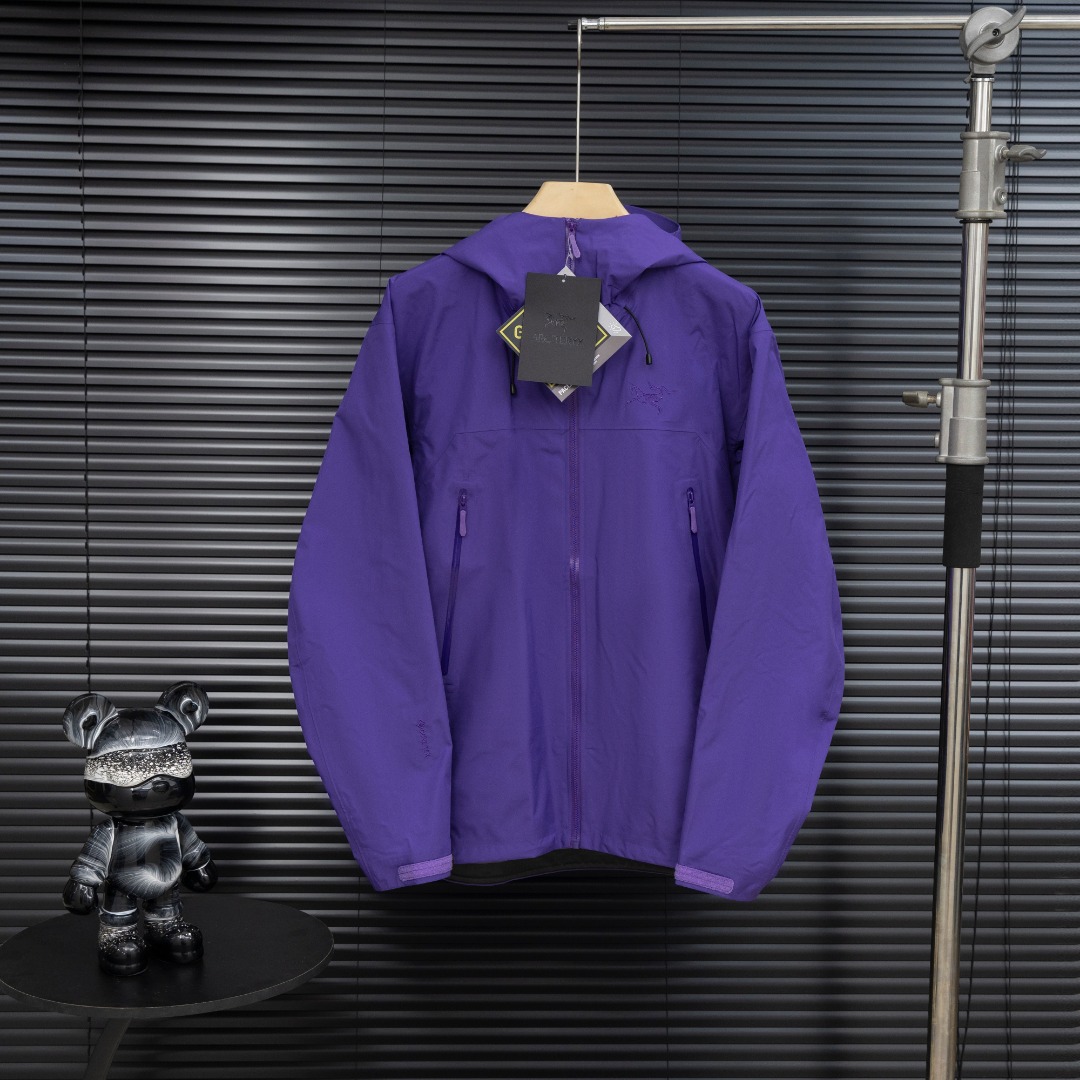 NO:522091,Top quality Arcteryx Archaeoptera Bird - beta lightweight new style and new colors Waterproof and windproof breathable hooded casual jacket jacket men's series Hooded urban outdoor lightweight windproof waterproof simple solid color versatile jacket jacket, bluesign@ certified using warp knitted back village N40LGORE-TEX fabric, ARC TERYX logo four-time glue pressing process on the chest, 3D three-dimensional bionic design clothes long arm bend Tri-Durance waterproof rainproof fabric, full set of customer-supplied accessories, underarm YKK two-way zipper, this Beta LW jacket is designed with simple and universal, providing the performance required for alpine environments. It is light and wear-resistant and suitable for wearing a variety of activities.  The helmet is compatible with StormHood hood, and it does not affect sight. The hand pocket is equipped with WaterTight zipper for easy pick-up and placement, the underarm zipper is convenient for quick ventilation, and the splicing design allows for free movement. The traditional organ cross-entry pocket is set in the high position, the VISLON central front zipper, adjustable Velcro cuff Velcro label, compatible with Zip-in, and the logo embroidered by Patering machine on the chest BRTA LW is the latest Arc’teryx star product, and has always performed outstandingly in harsh environments of the mountains. Now it has more powerful functions and lighter weight. It distinguishes itself from the low version on the market, hardcore products, and is highly recommended to buy, and the upper body effect is great. Color black, Sunny mist powder, Silver Purple, Secret Gray, Bordeaux Red, Sage Green, Sand Brown, Chiasui Purple, Dawn Blue, Rose Red, Size  S-XXL (please report height and weight by placing an order), arc'teryx, jackets & coats, jackets & coats, hats, alexander wang19860909顶级品质 Arcteryx始祖鸟-beta lightweight新款新色 防水防风透气连帽休闲夹克外套男款系列连帽城市户外轻量化防风防水简约纯色百搭夹克冲锋衣,采用bluesign@认人证的采用带经编背村 N40LGORE-TEX面料, 胸前采用ARC TERYX徽标四次压胶工艺,整衣3D立体仿生学设计衣长臂弯Tri-Durance防水防雨面料,全套客供辅料,腋下YKK双向拉链,这款Beta LW夹克设计简洁而通用,可提供高山环境所需的性能.轻薄而耐磨适合多种活动穿着. 头盔兼容StormHood兜帽防护良好且不影响视线,插手口袋设有WaterTight拉链,便于取放物品,腋下拉链便于快速通风,拼接设计使活动自如. 传统风琴交叉反向进入高山口袋设置在高位,VISLON中央正面拉链,可调节Velcro袖口魔术贴标签,兼容Zip-in,在胸前采用百达灵机器绣的徽标 BRTA LW是最新Arc’teryx的明星产品,一直在高山恶劣环境中表现突出,现在功能更强大,重量更轻.自行区别市面低版本,硬核货,强力推荐入手,上身效果巨好. 颜色黑色 夕雾粉 银幻紫 隐秘灰 波尔多红 鼠尾草绿 陶沙棕 千穗紫 破晓蓝 玫红 尺码 S-XXL（下单请报身高体重）,arc'teryx,jackets & coats,jackets & coats,hats,alexander wang,Men's clothing