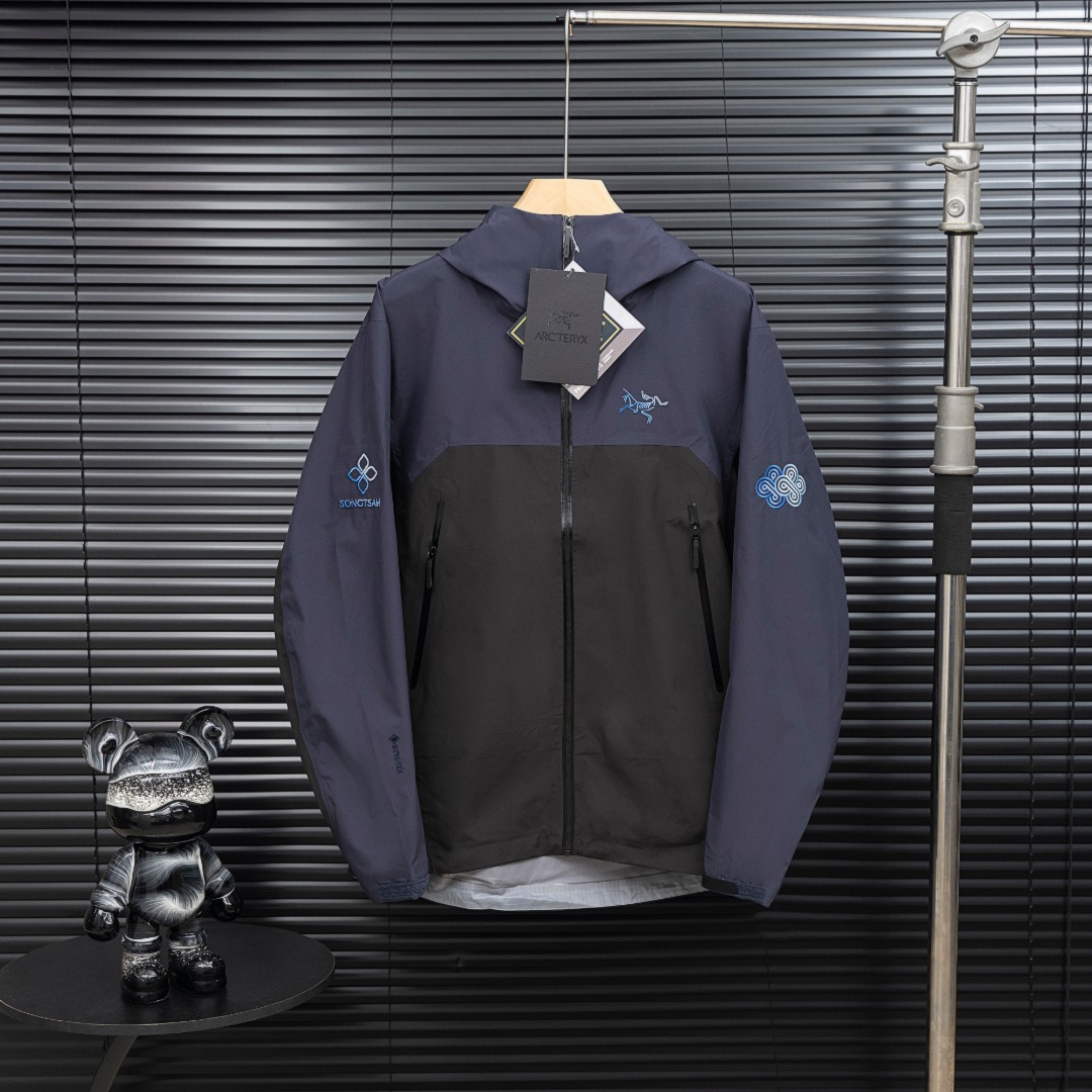 NO:538322,Main recommendation (top quality) Arcteryx Archaeopteryx SONGTSAM Songzan Co-branded series Namzo BETA SL GAMMAx Songzan Co-branded model BETA SL 3.0 SONGTSAM Couple style embroidered gradient logo hooded hard shell long sleeve jacket outdoor jacket men and women hard shell jacket full spilled glue version!  !  Differentiate low-quality products in the market and identify the real shots!  It adopts Yb four-time glue pressing process and three-dimensional bionic design. Bata AR is based on Tri-Durance windproof and rainproof fabrics. It comes with waterproof N100d-GORE-TEX Pro ISO standard 90 (ISO4) grade polymer material is breathable and thin. The fabric can form lotus leaf water drop effect even when it encounters water. It is perfectly waterproof and breathable, and has excellent tear resistance!  The two-way zipper underarms is designed to facilitate quick ventilation, and the splicing process makes movement more comfortable. In order to further reduce the size and weight of the seam, we added a WaterTight zipper with RS zipper head on the chest. Most importantly, the Patrol machine has embroidered the ARC TERYX logo!  As a star product of Bata AR, it has always performed outstandingly in extreme mountain environments and is now even stronger!  Top version of full-body pressing glue!  Color picture color Size S-2XL S bust 112 long 72 shoulder width 50 sleeve length 64.5 M bust 116 long 74 shoulder width 51 sleeve length 66 L bust 120 long 76 shoulder width 52 sleeve length 67.5 XL bust 124 long 78 shoulder width 53 sleeve length 69 2XL bust 128 long 80 shoulder width 54 sleeve length 70.5 Weight 90 catties-120 catties recommended wearing S 120 catties-140 catties recommended wearing M 140 catties-160 catties recommended wearing L 160 catties-180 catties recommended wearing XL 180 catties-200 catties recommended wearing 2XL manual measurement, with 1-2cm error, subject to the actual product Collapse, arc'teryx, jackets & coats, jackets &  coats, hats, alexander wang19860909主推  (顶级品质) Arcteryx始祖鸟SONGTSAM松赞联名系列纳木措BETA SL GAMMAx 松赞 联名款 BETA SL 3.0 SONGTSAM 情侣款刺绣渐变logo连帽硬壳长袖夹克户外冲锋衣 男女硬壳外套 全溢胶版本！！区别市场low货 认准实拍！采用Yb四次压胶工艺,立体仿生学设计, Bata AR以Tri-Durance防风、防雨面料为基础,自带防水N100d-GORE-TEX Pro ISO标准90（ISO4）级别高分子材料透气薄,面料即使遇水也能形成荷叶水滴效果,完美防水透气,而且抗撕裂性能超赞！ 腋下双向拉链设计方便快速通风,拼接工艺使活动更自如.为了进一步减少接缝大小和重量,我们在胸前加入了WaterTight拉链配RS拉链头.最重要的是,百达灵机器绣上了ARC TERYX徽标！Bata AR作为的明星产品,在极限高山环境中一直表现卓越,如今更加强大！ 全身压胶顶级版本！ 颜色图片色 尺码S-2XL S胸围112衣长72肩宽50袖长64.5 M胸围116衣长74肩宽51袖长66 L胸围120衣长76肩宽52袖长67.5 XL胸围124衣长78肩宽53袖长69 2XL胸围128衣长80肩宽54袖长70.5 体重 90斤-120斤推荐穿 S 120斤-140斤推荐穿 M 140斤-160斤推荐穿 L 160斤-180斤推荐穿 XL 180斤-200斤推荐穿 2XL 手工测量,有1-2cm误差,以实物为准 收起,arc'teryx,jackets & coats,jackets & coats,hats,alexander wang,Men's clothing