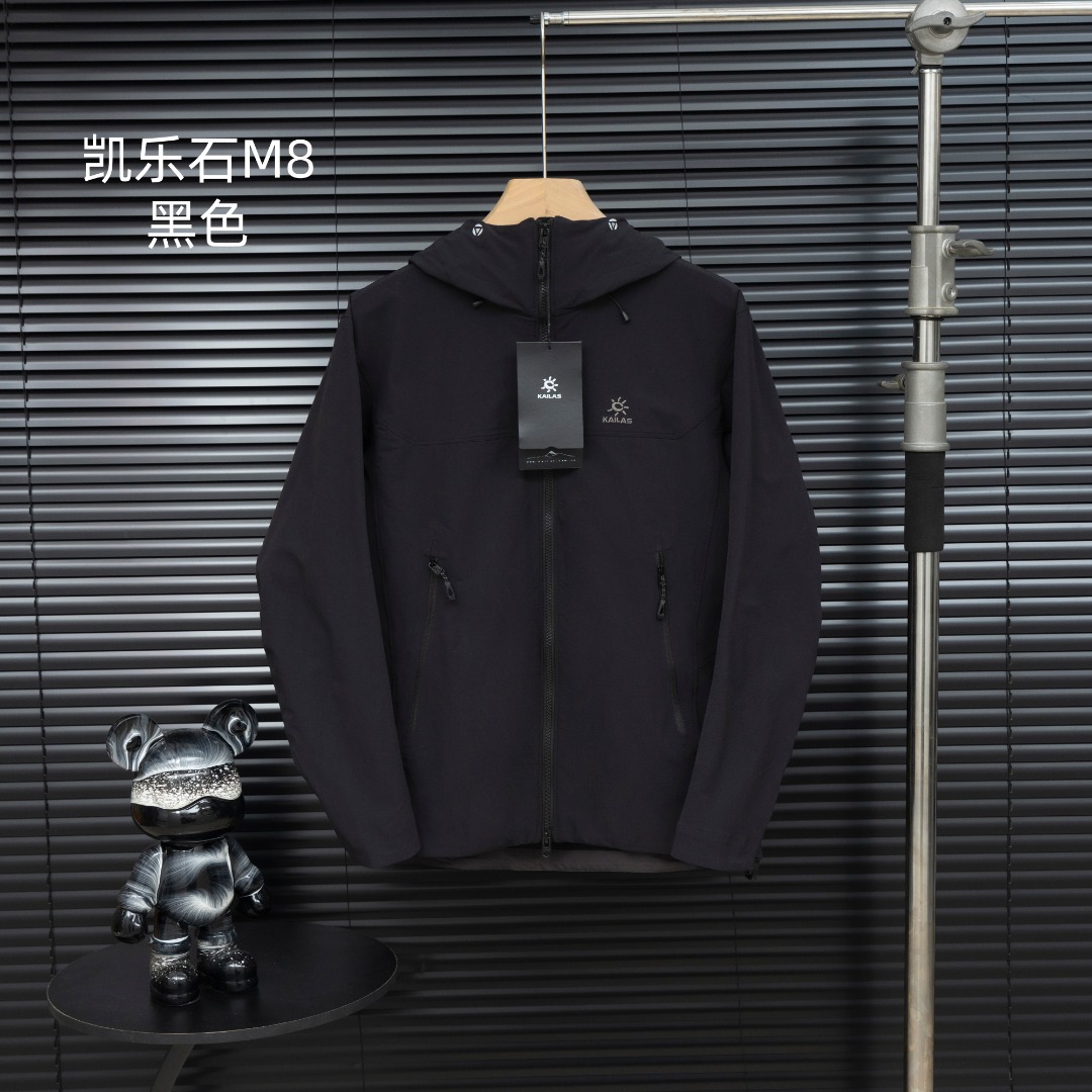 💰270
顶级品质 凯乐石KAILAS M8系列运动户外防风防泼水弹力耐磨徒步连帽软壳夹克 徽标外套
原厂出品!品质保证! 全套辅料细节 区别台州光板刺绣 主推价格美丽!
厚度适中!春秋新品
M8我选称之为,通勤神器!
全衣定制辅料面料,定制拉链头,全衣logo定制,精心制作,区别光版印花low货
弹性高领护脖设计 舒适性强防护性能佳,VislonNoSlip ZipT™提供最强保护无惧户外复杂气候 防风防潮 无惧中小雨.
户外运动徒步登山面料采用400D尼龙空变登山布 透气耐磨 防风防泼水 面料中厚,春秋冬可穿!
徒步旅行可以是一次轻松的漫步,可以是一次前往偏远湖泊的旅行,也可以是一次登山或滑雪之旅的开端。无论是哪种徒步旅行,你都需要一款能适应多变微气候和天气的防护服。这款M8 连帽衣就能满足这样的需求。其中厚耐久的FortiusTM1.0双层组织面料具有四向弹力,且防风、防水、防晒.透气。StormHood兜帽提供保护的同时不会影响周边视线,拼接的修身剪裁和高效设计简洁,超级百搭
尺码:S M L XL XXL
颜色:墨黑 苍黄 碧石绿 浅云灰 藏青蓝