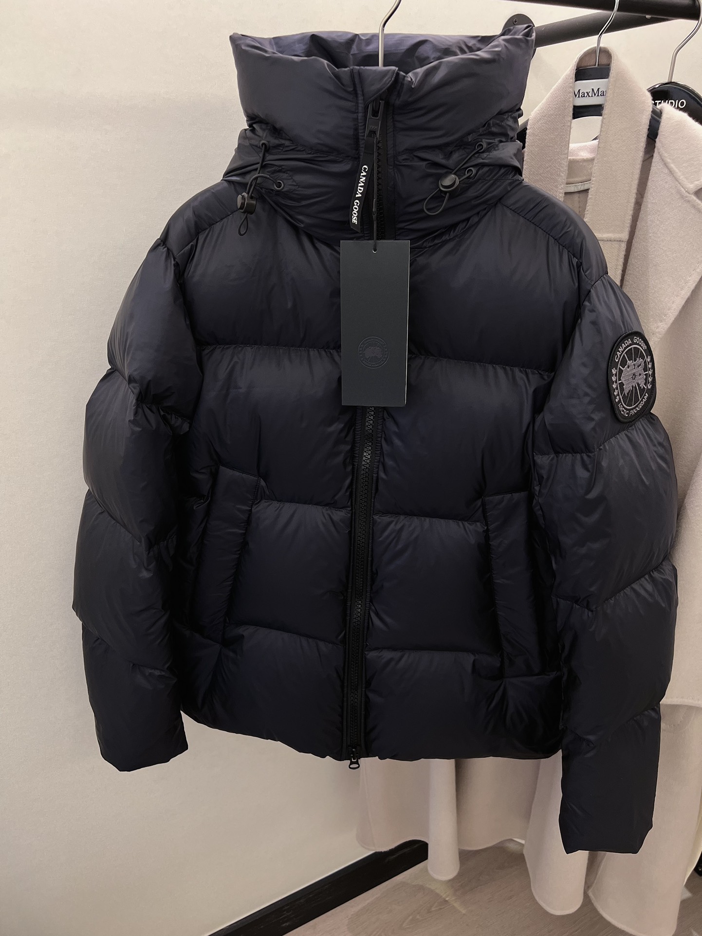 NO:484361,With dustproof bag black and blue ~ Note that it is black and blue, and the fabric is exclusively customized!  This color object is very high-end. I can't take it out. [Smile is laughing] [Smile is laughing],,alexander wang19860909配防尘袋黑蓝色～ 注意是黑蓝,面料独家定制的！ 这个颜色实物特别高级 拍不出来[破涕为笑][破涕为笑],,alexander wang,Women's clothing