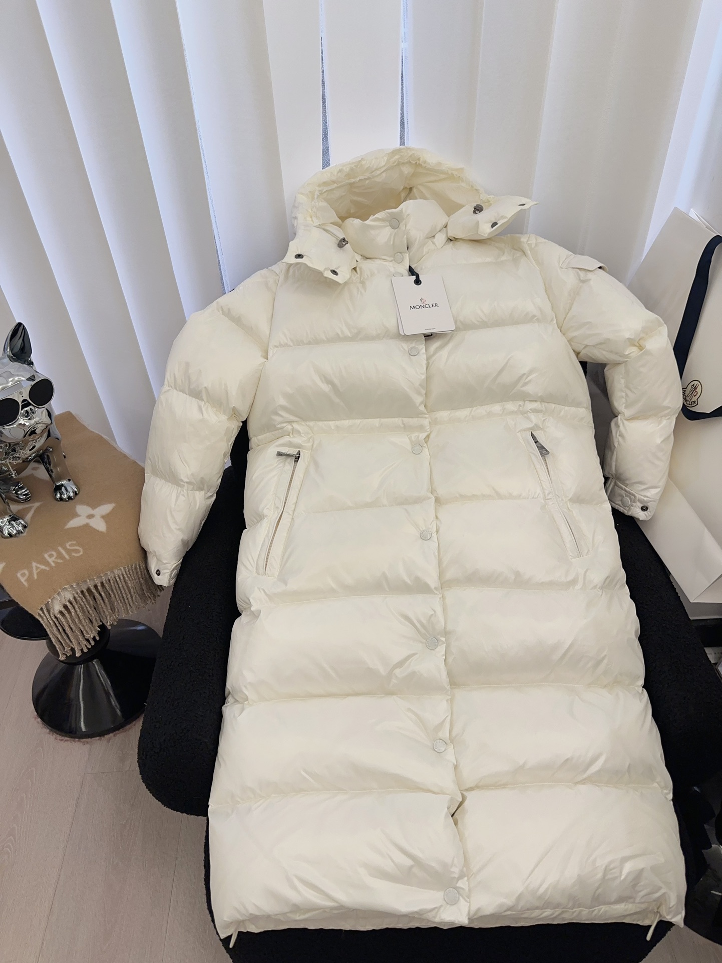 NO:484373,It's a dust bag that explodes!  !  !  More than a dozen items were released last night!  Note that small amount of white can be sent in 48 hours!  If there are not many spots, just over 80 pieces, wait for black for 3-5 days!  !  !  The top version!  !  !  Exclusive real shot!  !  !  This cannot be described as thick. It is huge and fluffy. One piece will not be cold at all for saving your life!  There is no problem at minus 20 to 30 degrees Celsius. The inner part is 90 gooseberry, the extra large gooseberry, the whole piece of clothes has no bad smell of chicken and duck feathers, only the fragrance of gooseberry. The amount of velvet is full and every grid must be sufficient to achieve the most warm state!  The amount of filling is invincible!  You can face the severe cold of Antarctic and Arctic with a smile!  ,alexander wang19860909配防尘袋问爆了！！！昨晚就出了十几件！ 注意白色少量现货48小时可发！现货不多就80多件,黑色等3-5天！！！ 最顶级版！！！独家实拍！！！ 这个就不能用厚实来形容了,巨巨巨蓬松,一件保命完全不会冷！零下二三十度完全没问题.内里90鹅绒,超大朵鹅绒,整件衣服完全没有什么难闻的鸡鸭毛味,只有鹅绒的清香.充绒量饱满、每一格都要充足,才能达到最＋状保暖状态！充绒量无敌！南极、北极的严寒都能微笑面对！,,alexander wang,Women's clothing