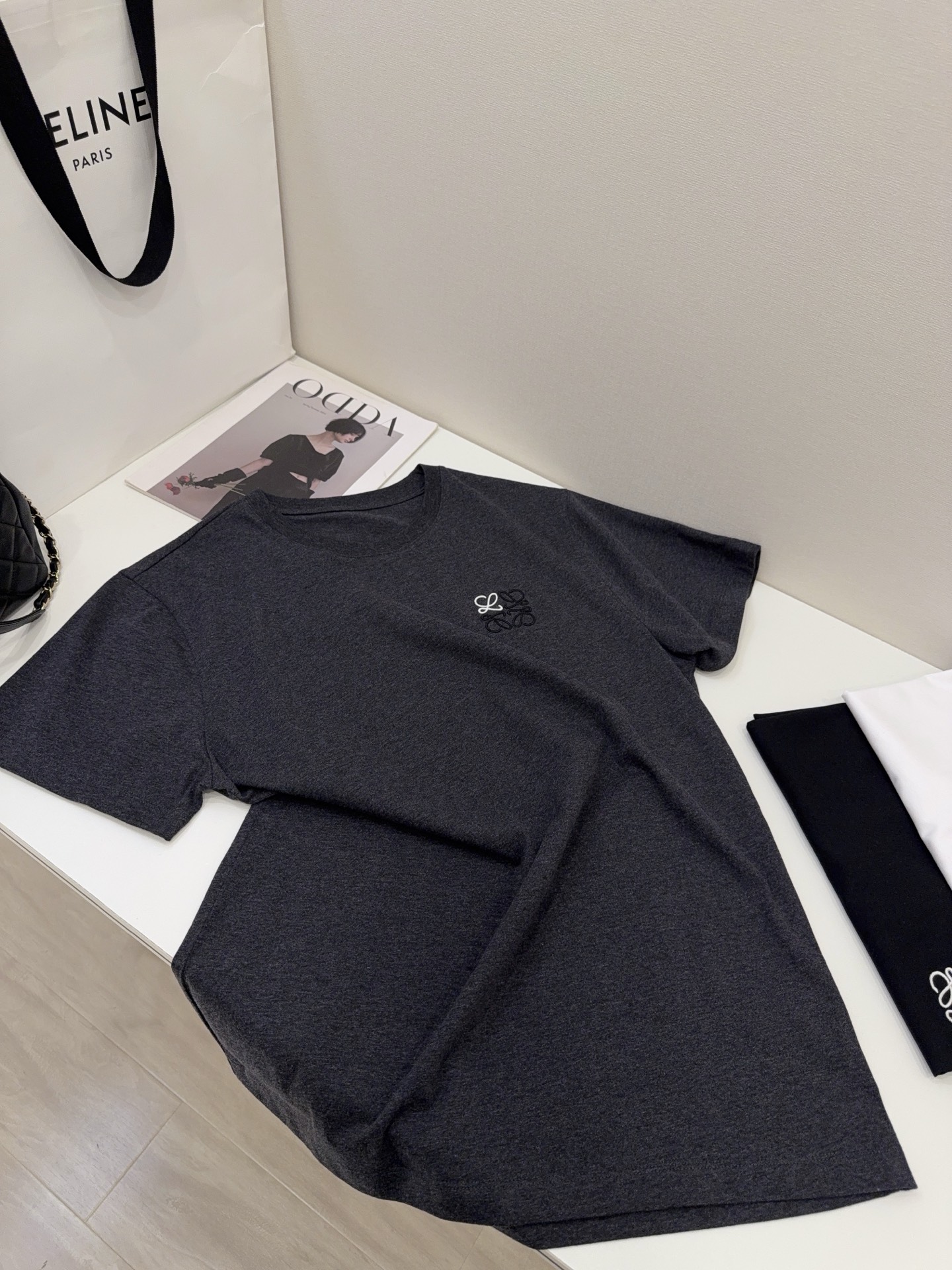 NO:328200,Really good clothes!  !  !  Personality but not overly ostentatious, with full details!  Cleverly blends the sense of futurism and mystery, and even the places that cannot be seen must be achieved to the extreme!  !  The stitching of this T can be said to be textbook-level. Every stitch is clean and neat. There is no unnecessary thread tip or rough splicing. You can only see exquisiteness and neatness when you turn it inside!  ,alexander wang19860909真正的好衣服！！！ 个性但不过分张扬 ,细节满分！ 巧妙融合了未来感和神秘感 连看不到的地方都要做到极致！！ 这件T的缝线可以说是教科书级别 每一针每一线都干净利落 毫无多余的线头或粗糙的拼接 让你翻到里面也只看到精致和整洁！,,alexander wang,Women's clothing