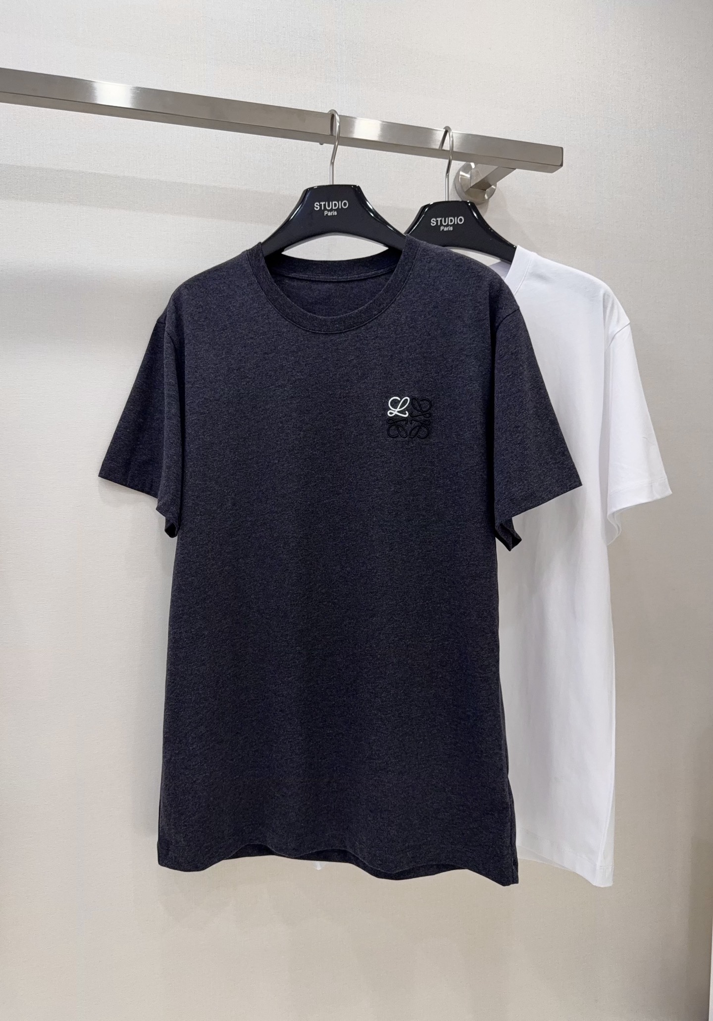 NO:328197,The most worth buying T!  !  !  Classic splicing pattern embroidery on the chest, three-dimensional, exquisite and full, simple straight cut, comfortable and loose, suitable for a variety of body shapes~ The fabric is soft, soft and moist, it is really comfortable~ The whole process of the upper body is doubtful - understanding - falling in love!  !  It has both a silky silky touch, and a cotton-like soft and breathable!  real silk,alexander wang19860909最值得入手的一款T！！！ 胸前经典拼接图案刺绣 一针一线立体精致饱满～ 简约直身剪裁,舒适宽松,适合多种身型~ 面料软软的、柔柔润润,真的太舒服了~ 上身一整个过程就是置疑——理解——爱上！！ 既有真丝般的丝滑触感,又有棉花般的软糯透气！,,real silk,alexander wang,Women's clothing