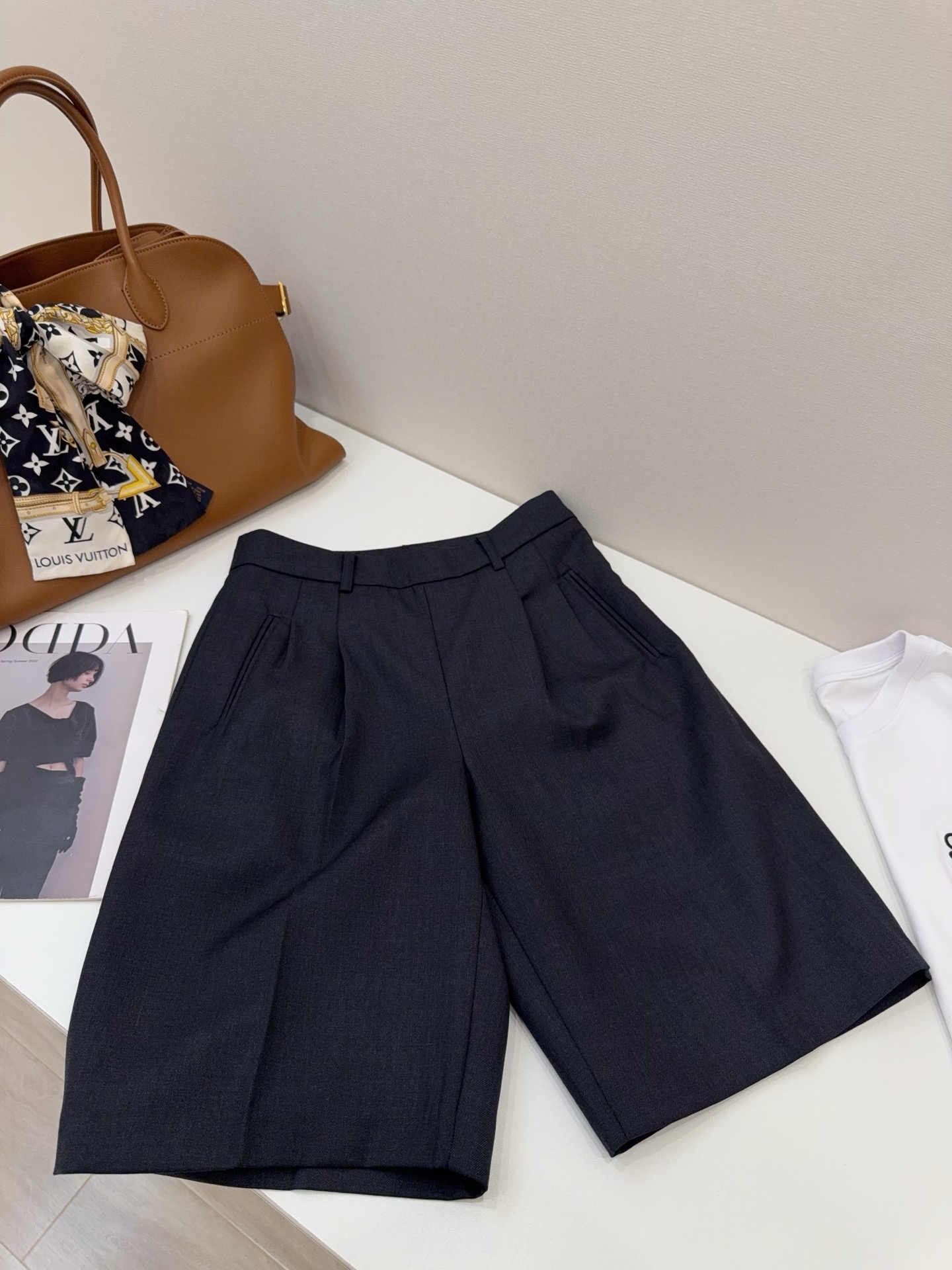 NO:423523,The real ace pants!  !  !  Simple and advanced, completely touching my heart!  The upper body looks very beautiful, exquisite and individual, elegant and handsome, very stylish~ It is a high waistline + micro A-shaped tailoring, with smooth and neat lines, simple and elegant, fashionable and a bit heroic, between formal and casual, it is a style of 'big woman'!  ,alexander wang19860909真正的王牌神裤！！！ 简约高级,完全戳中我的心！ 上身就是十足的好看,一边精致、一边个性 优雅和帅气的碰撞,非常有风格~ 是属于那种高腰线+微A字剪裁的 偏中性的剪裁,线条流畅利落,简约大气 时髦中带点英气,介于正式和休闲之间,是属于“大女人”的Style！,,alexander wang,Women's clothing